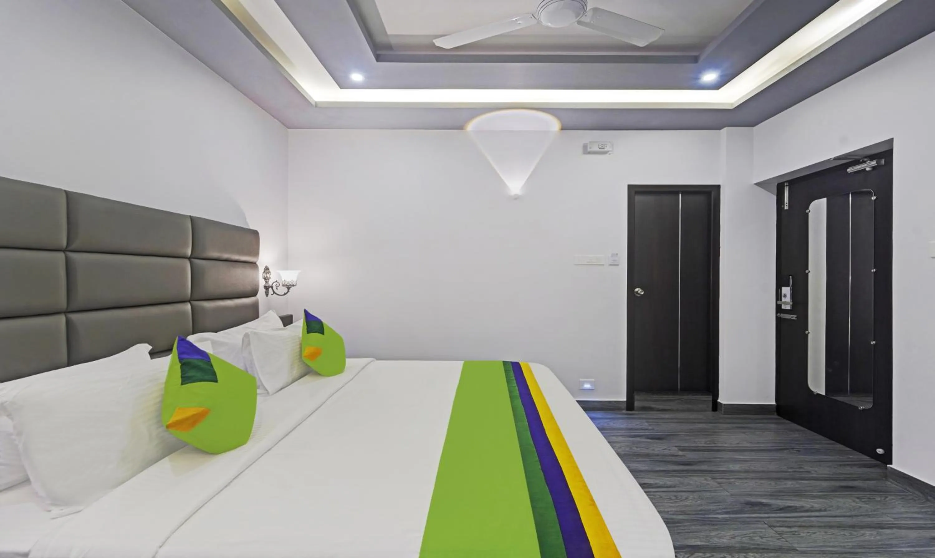 Bed in Treebo Premium Raffis' Andalusia Bay Way