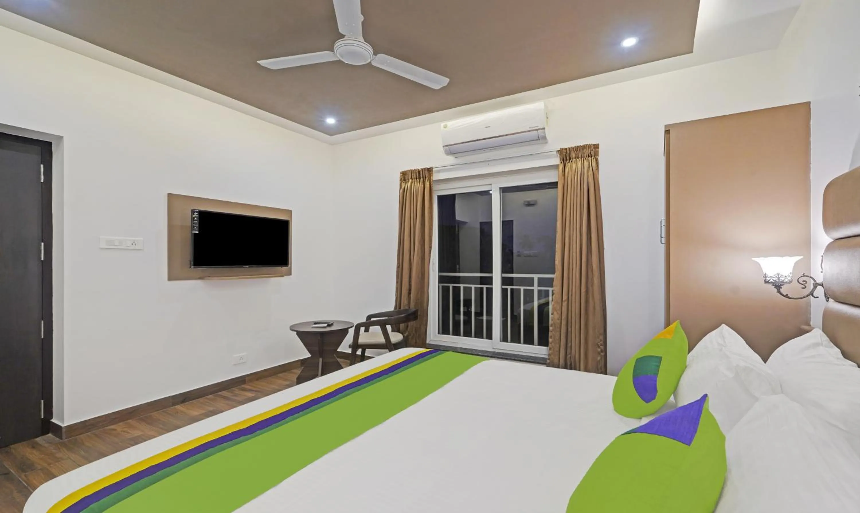 Bed in Treebo Premium Raffis' Andalusia Bay Way