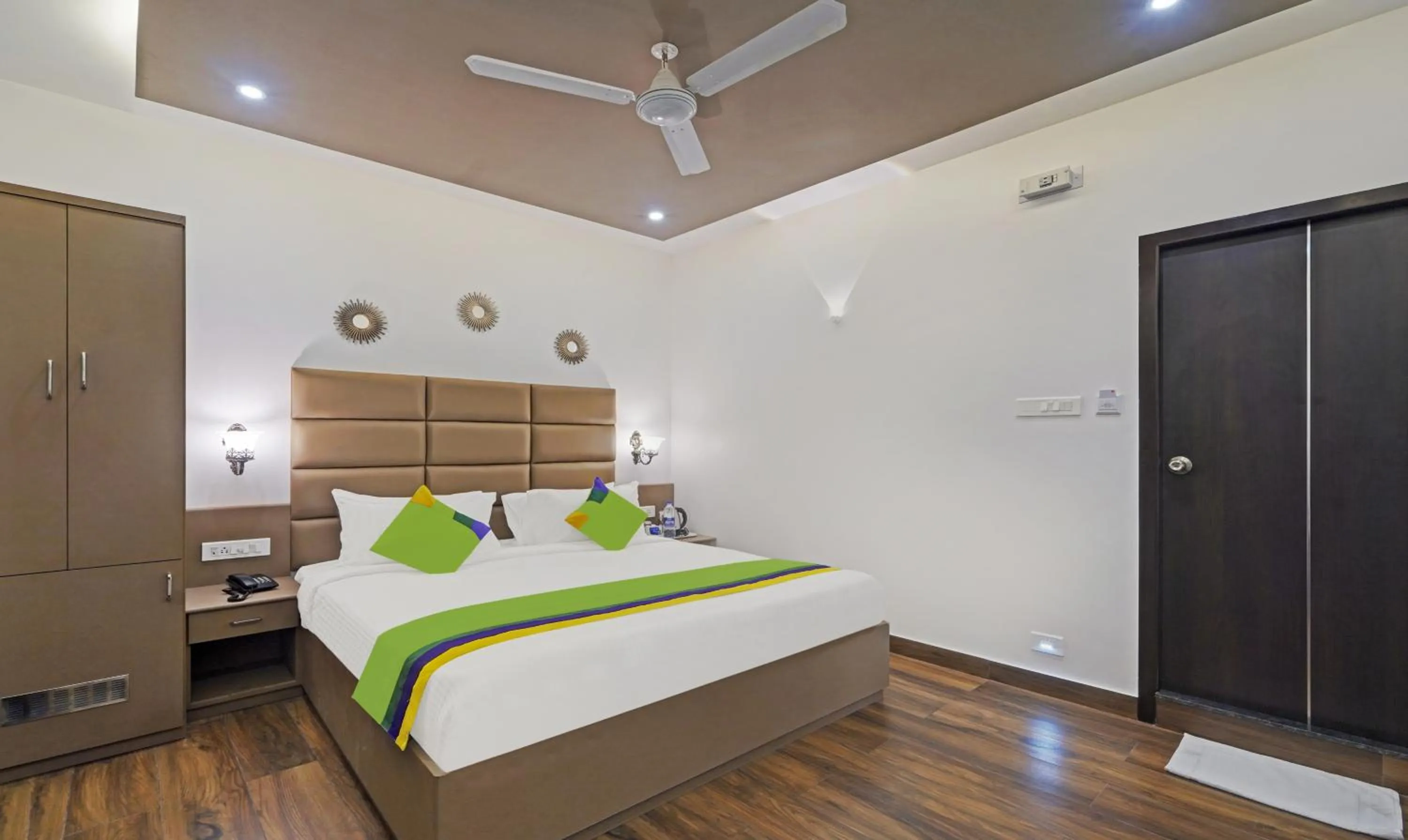 Bed in Treebo Premium Raffis' Andalusia Bay Way