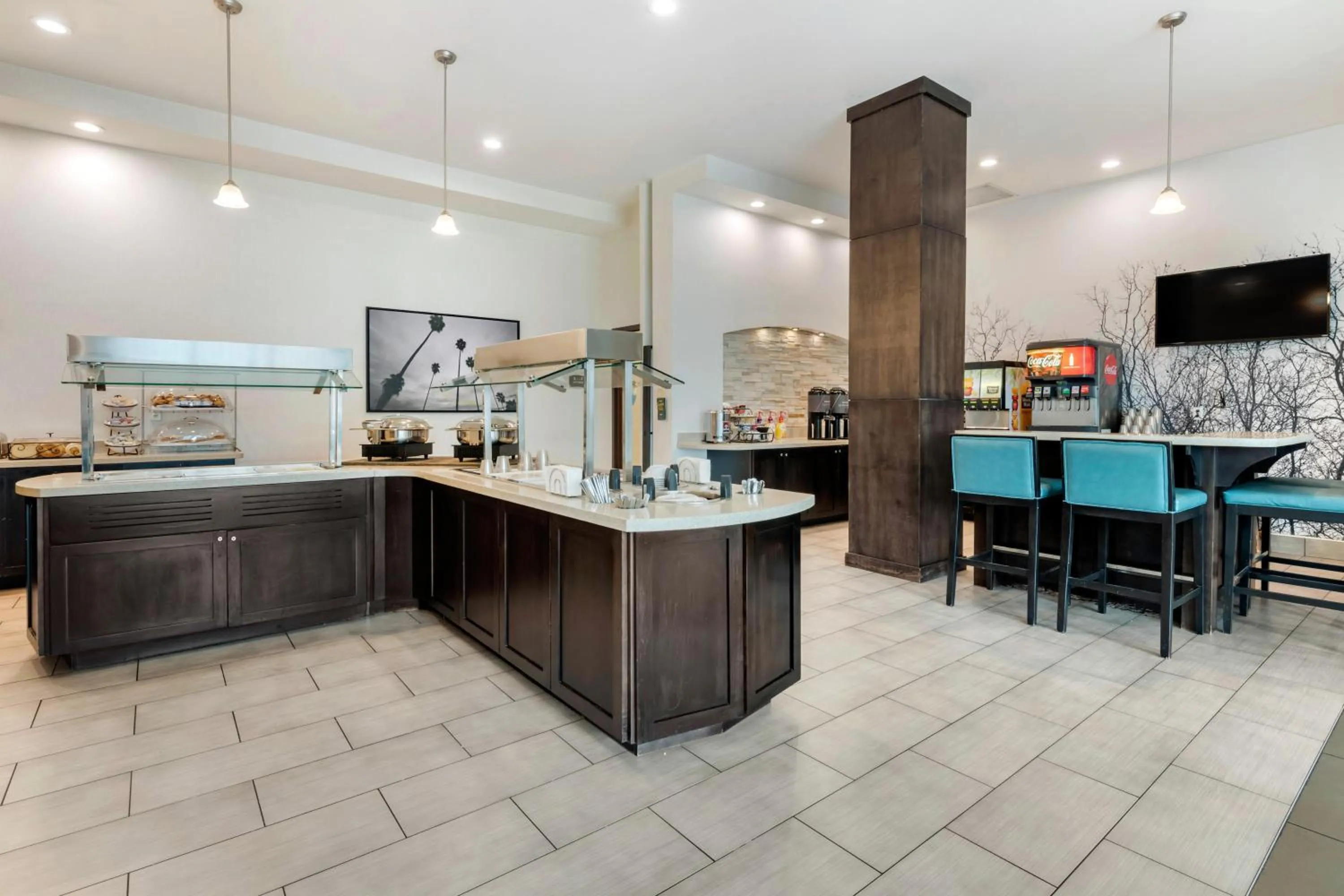 Dining area in Staybridge Suites St. Petersburg FL by IHG