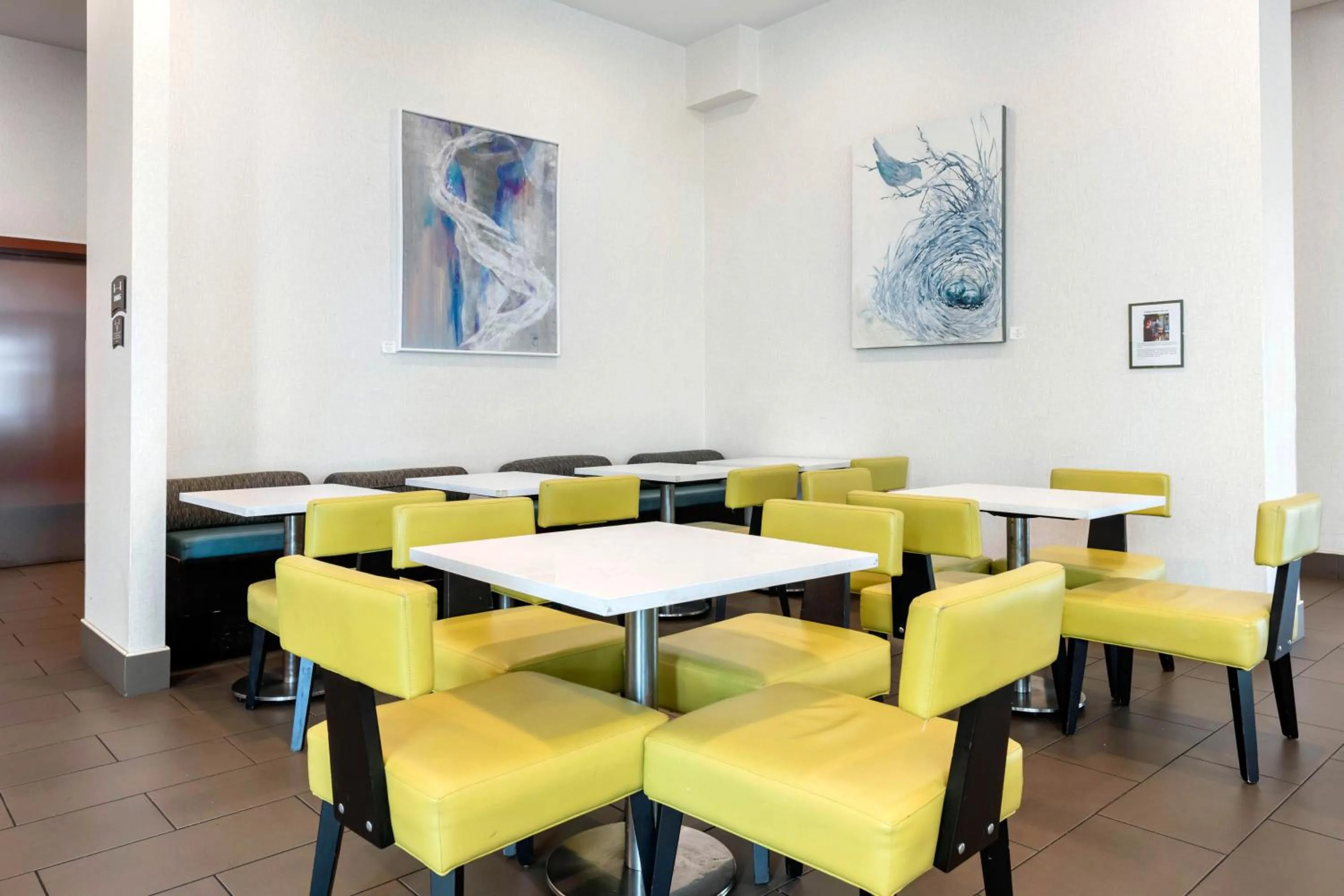 Dining area in Staybridge Suites St. Petersburg FL by IHG