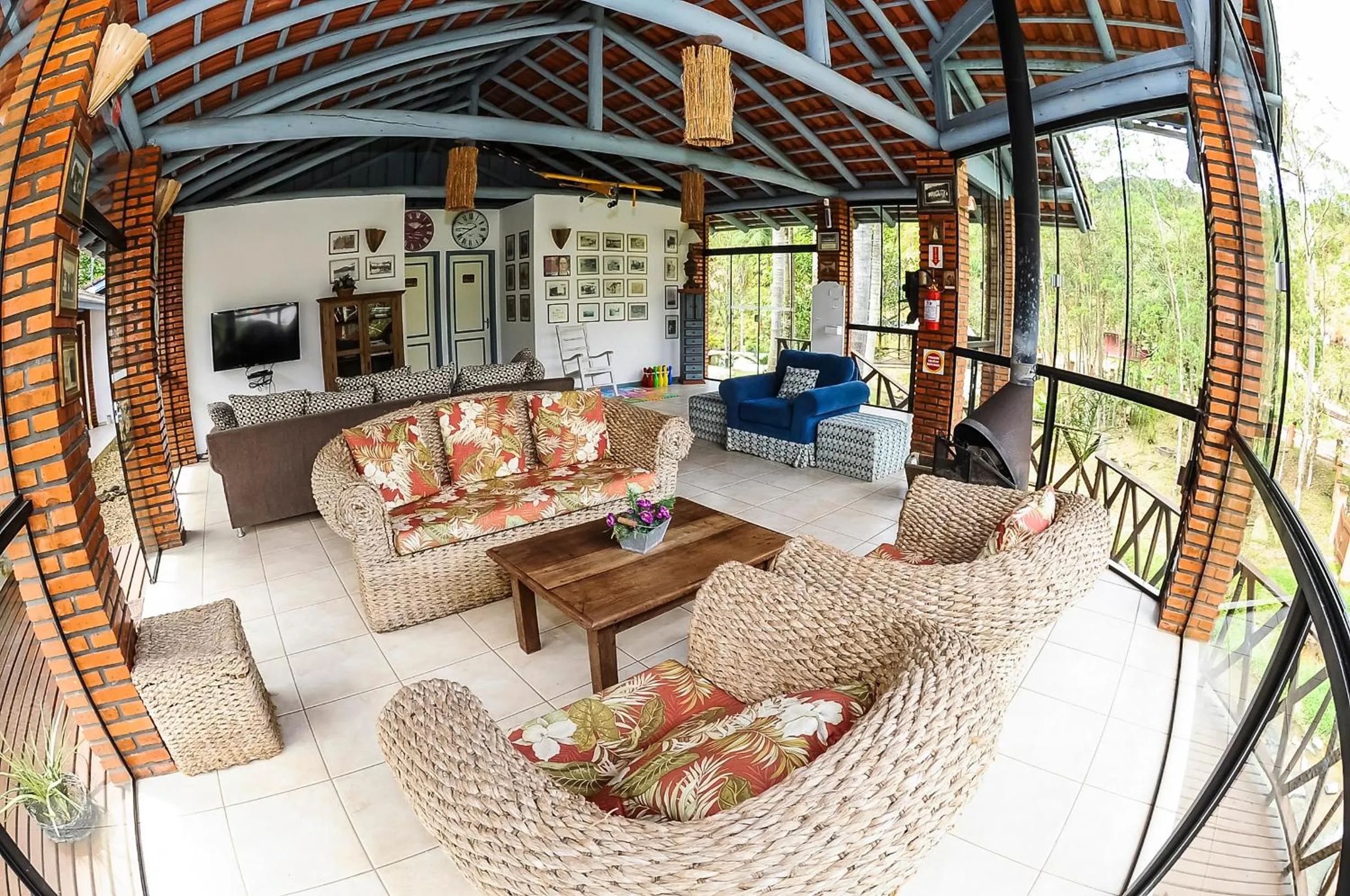 Communal lounge/ TV room in Pousada Arraial do Ouro