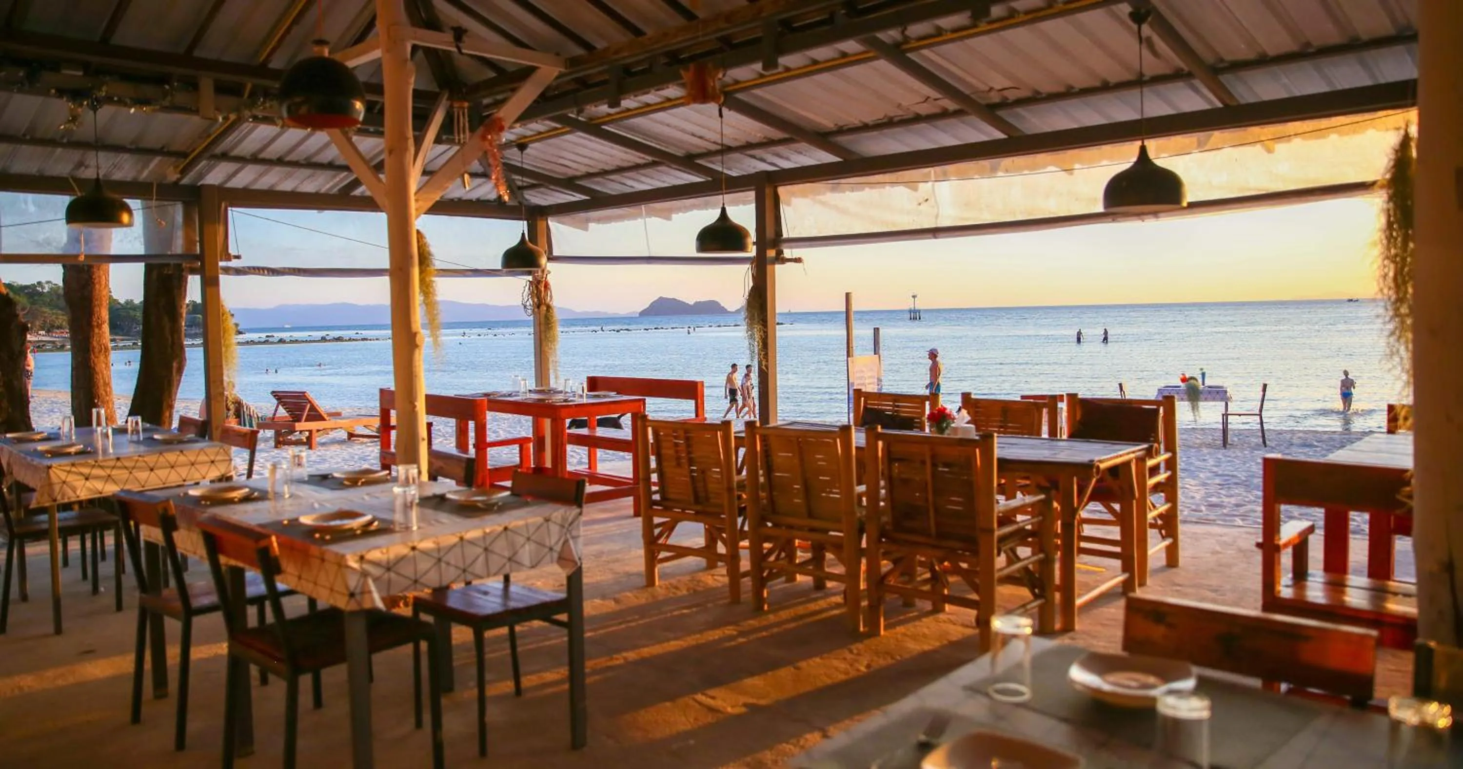 Restaurant/places to eat in Laemson Resort