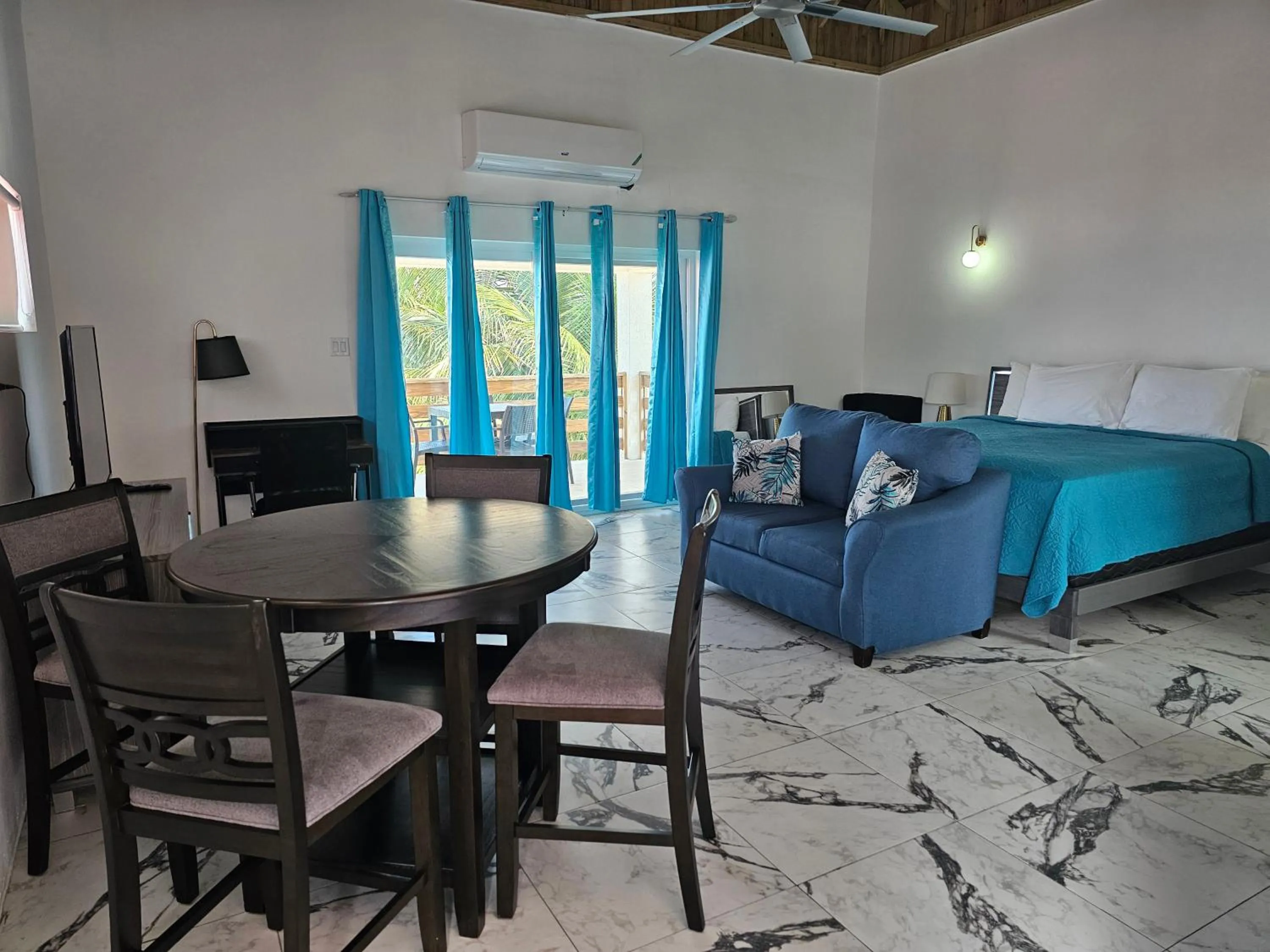 Photo of the whole room in Roots Cafe Rooms