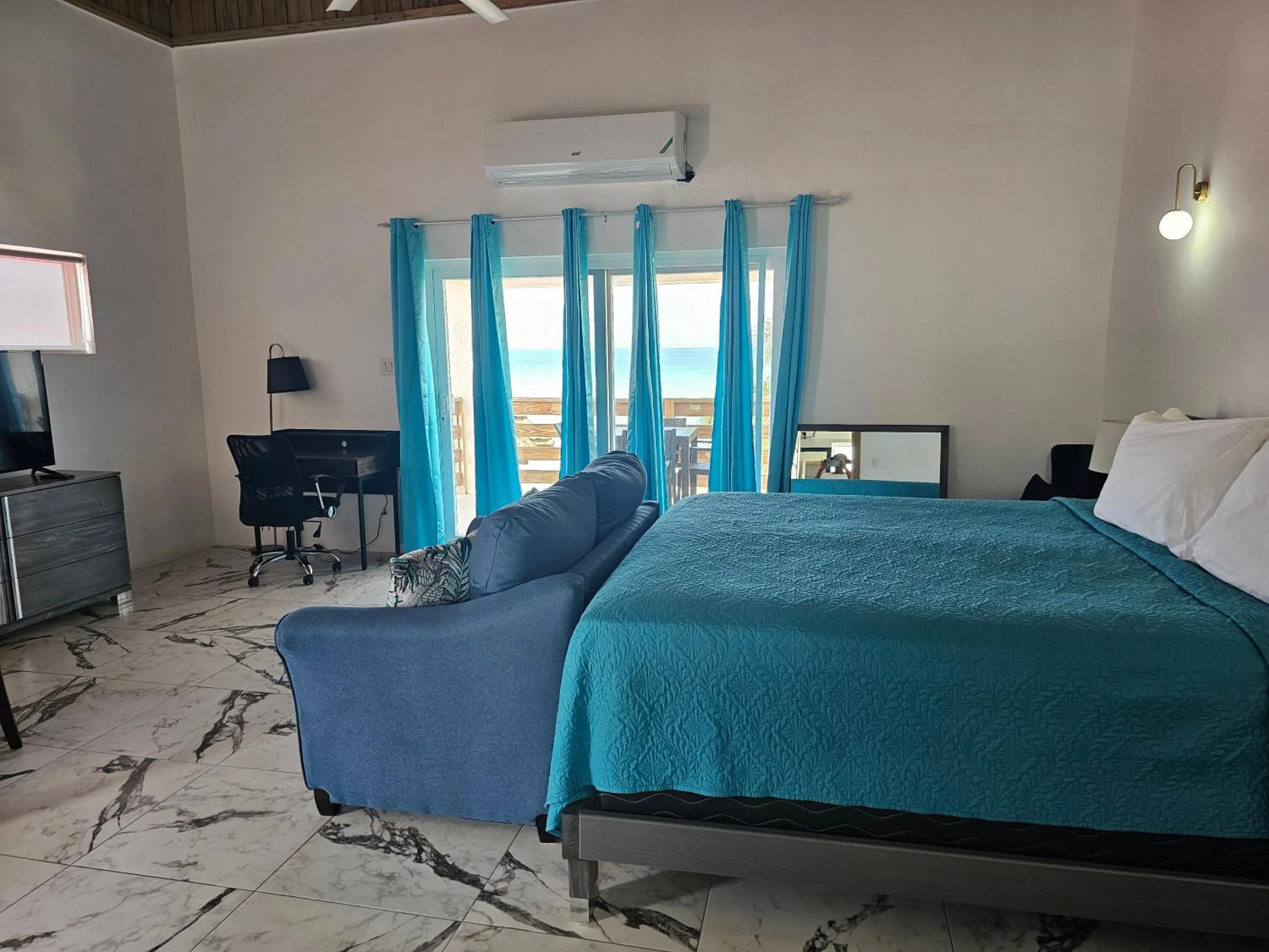 Bedroom, Bed in Roots Cafe Rooms