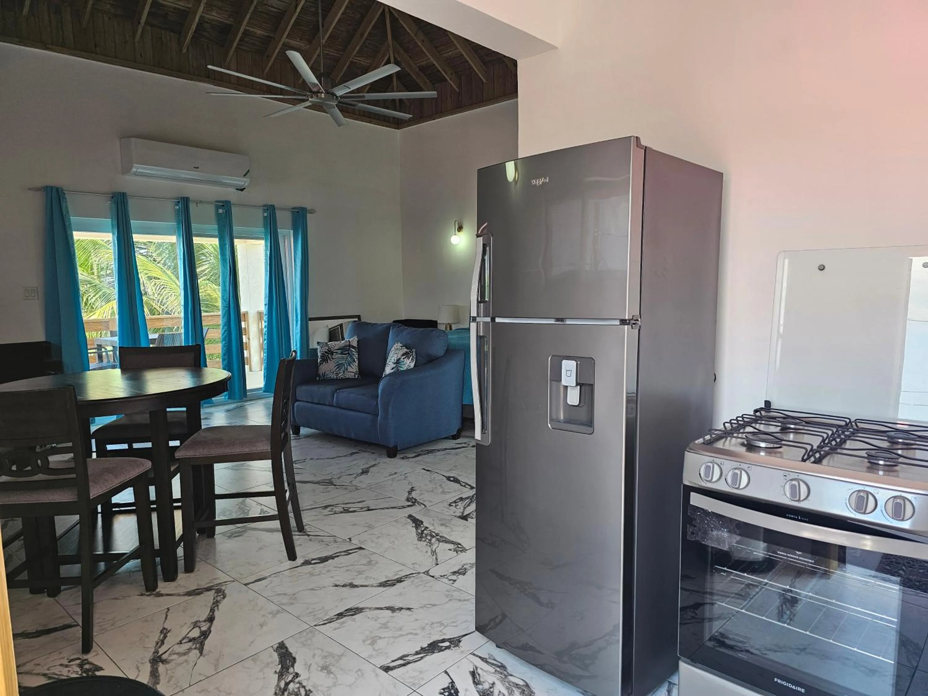 Kitchen or kitchenette in Roots Cafe Rooms