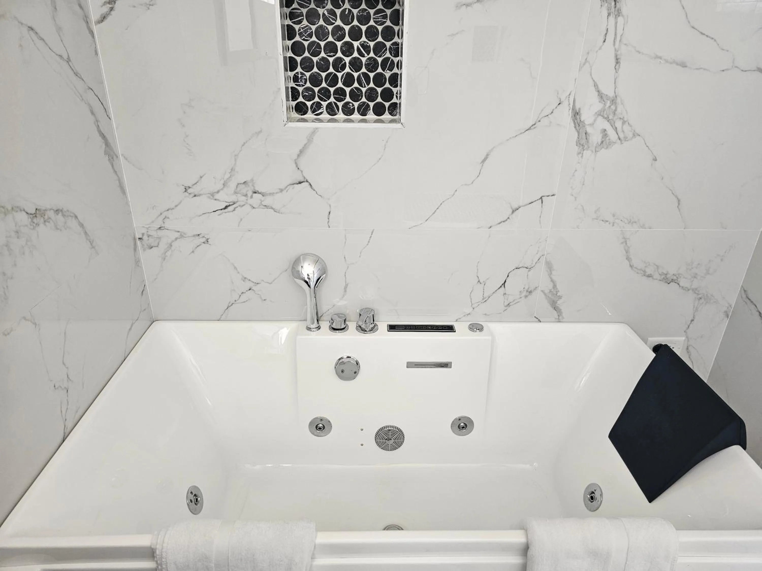 Bath in Roots Cafe Rooms