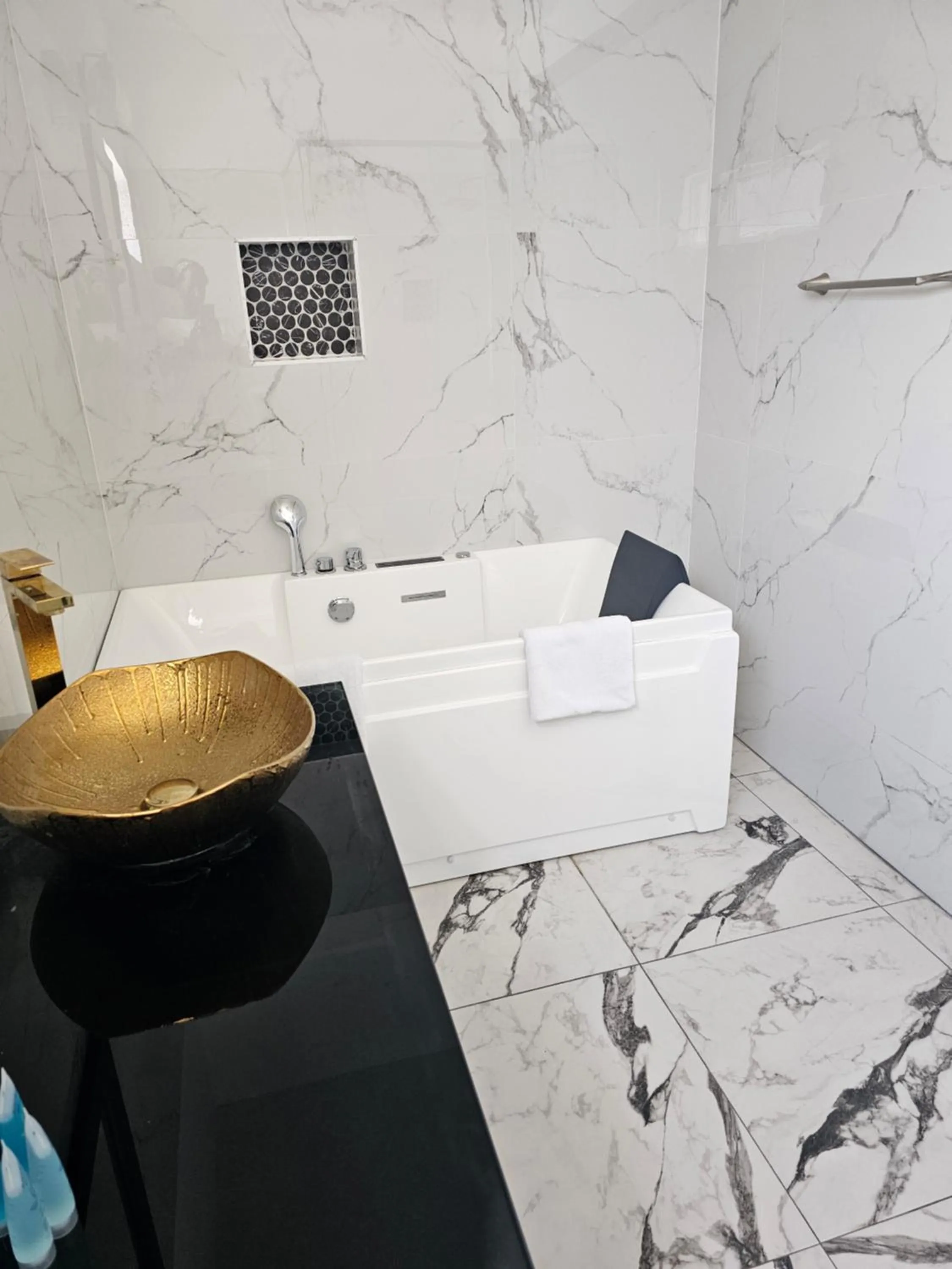 Bathroom in Roots Cafe Rooms