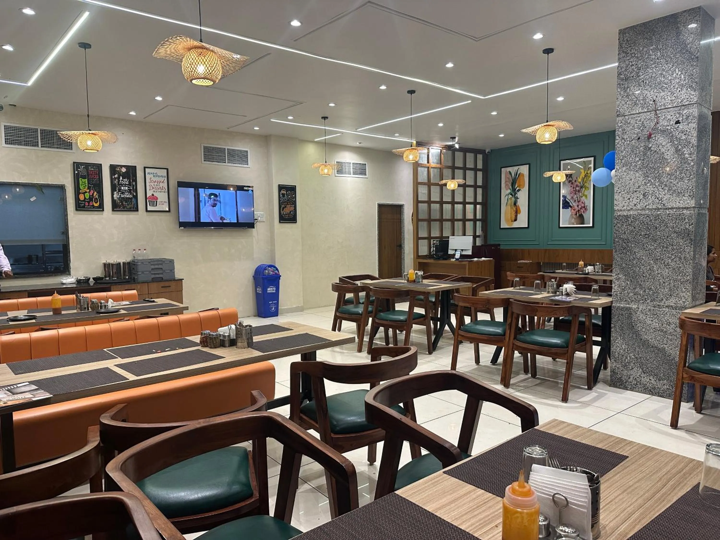 Restaurant/places to eat in AB Hotel