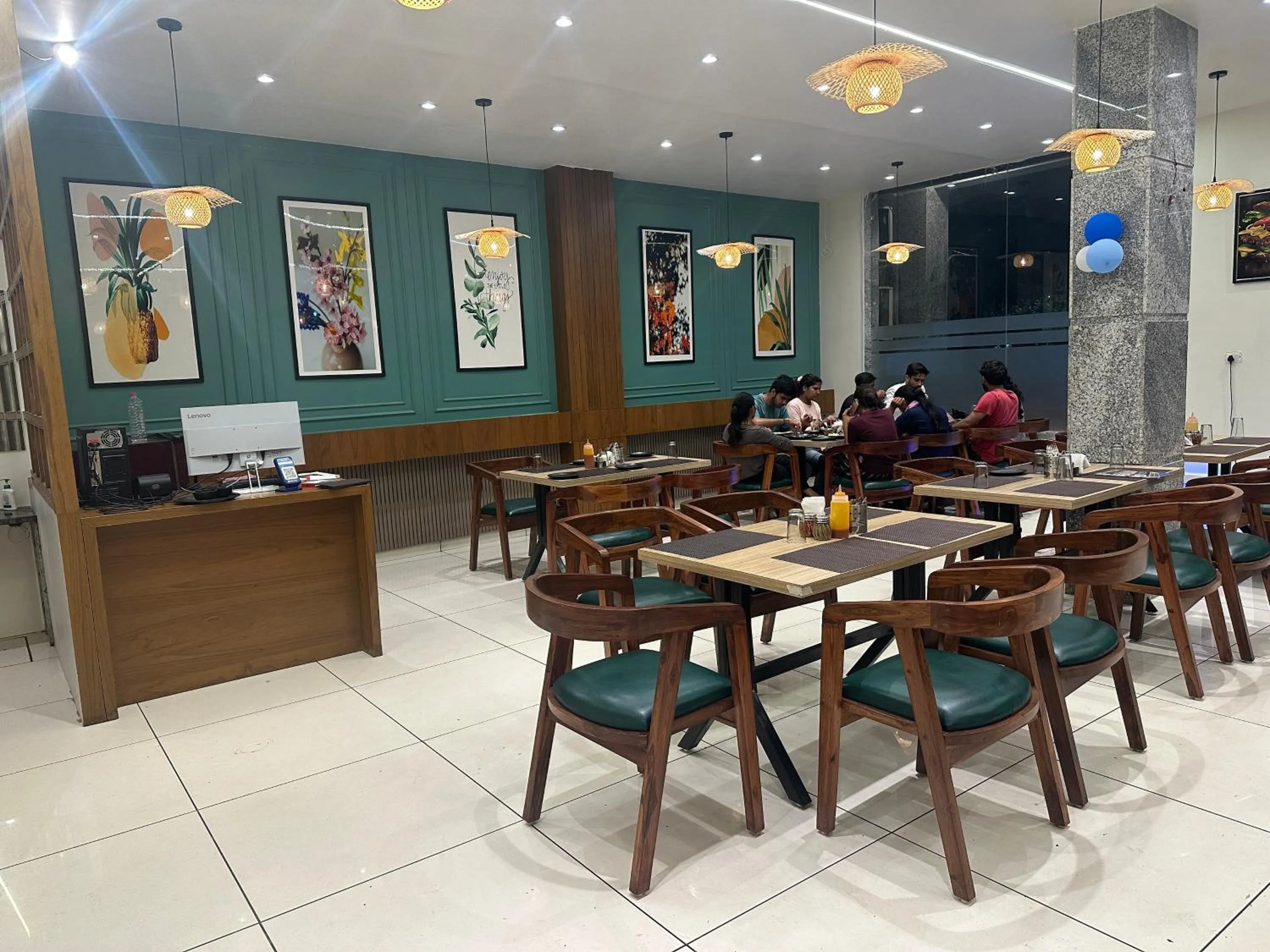 Restaurant/places to eat in AB Hotel