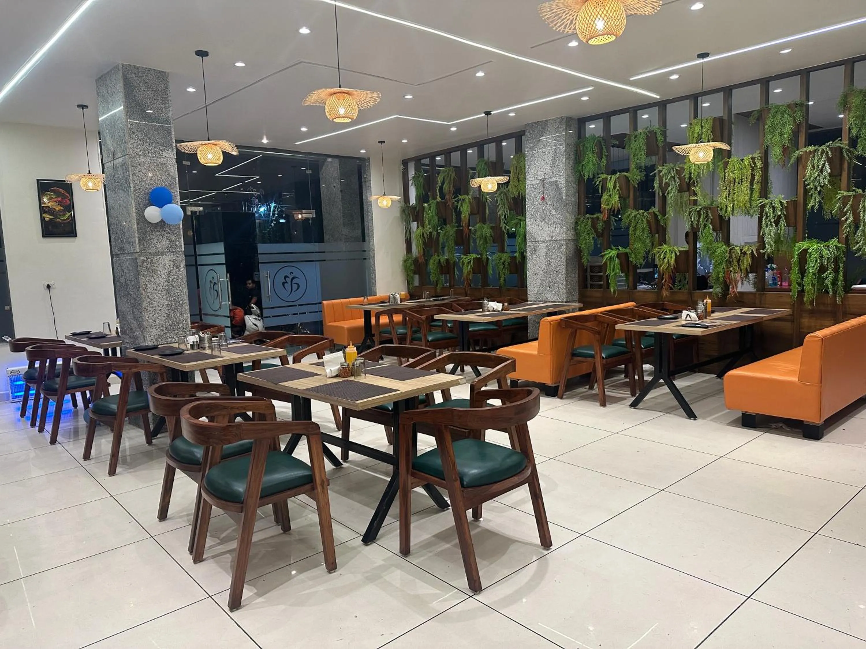 Restaurant/places to eat in AB Hotel