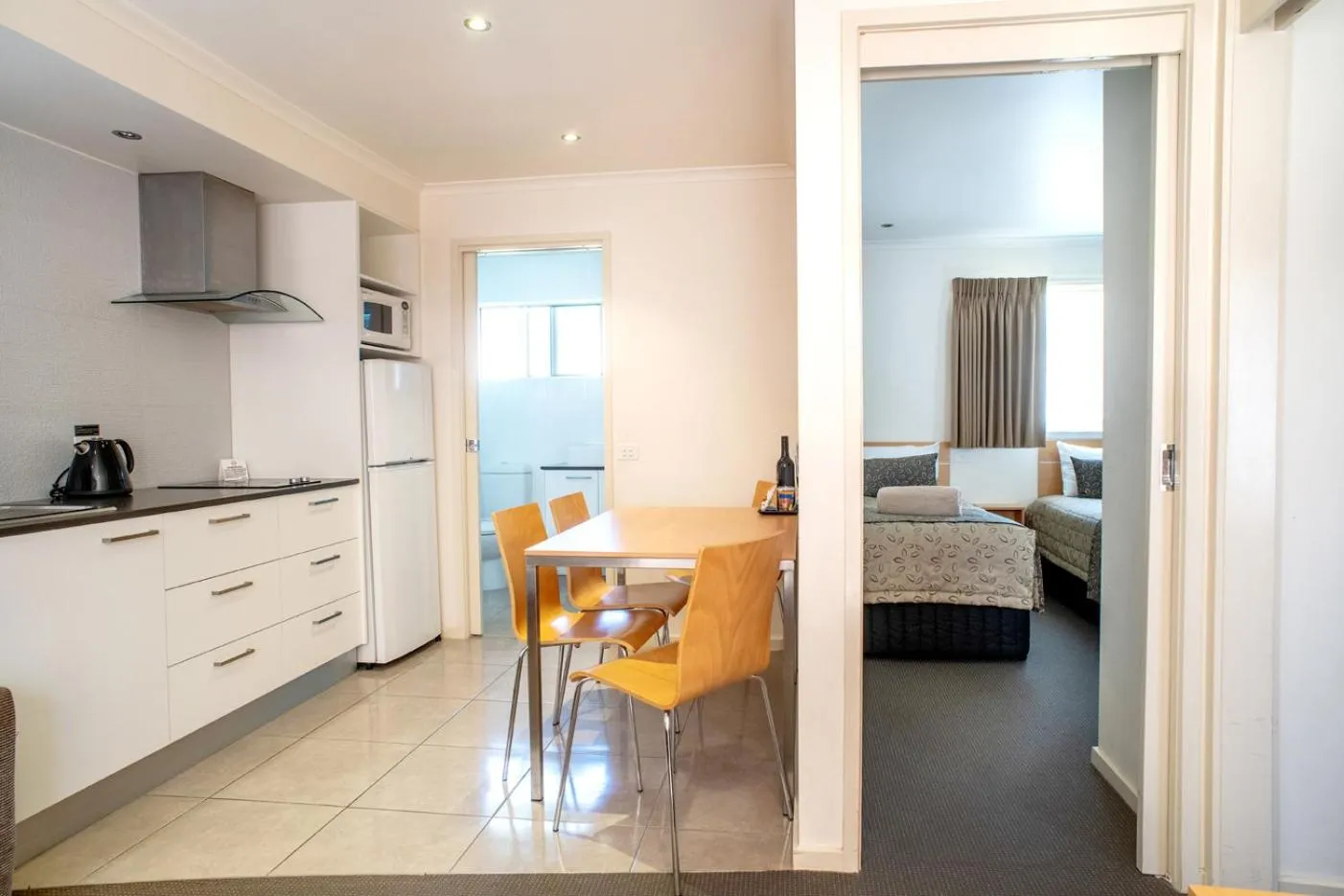 Kitchen or kitchenette, Bed in Tea House Motor Inn