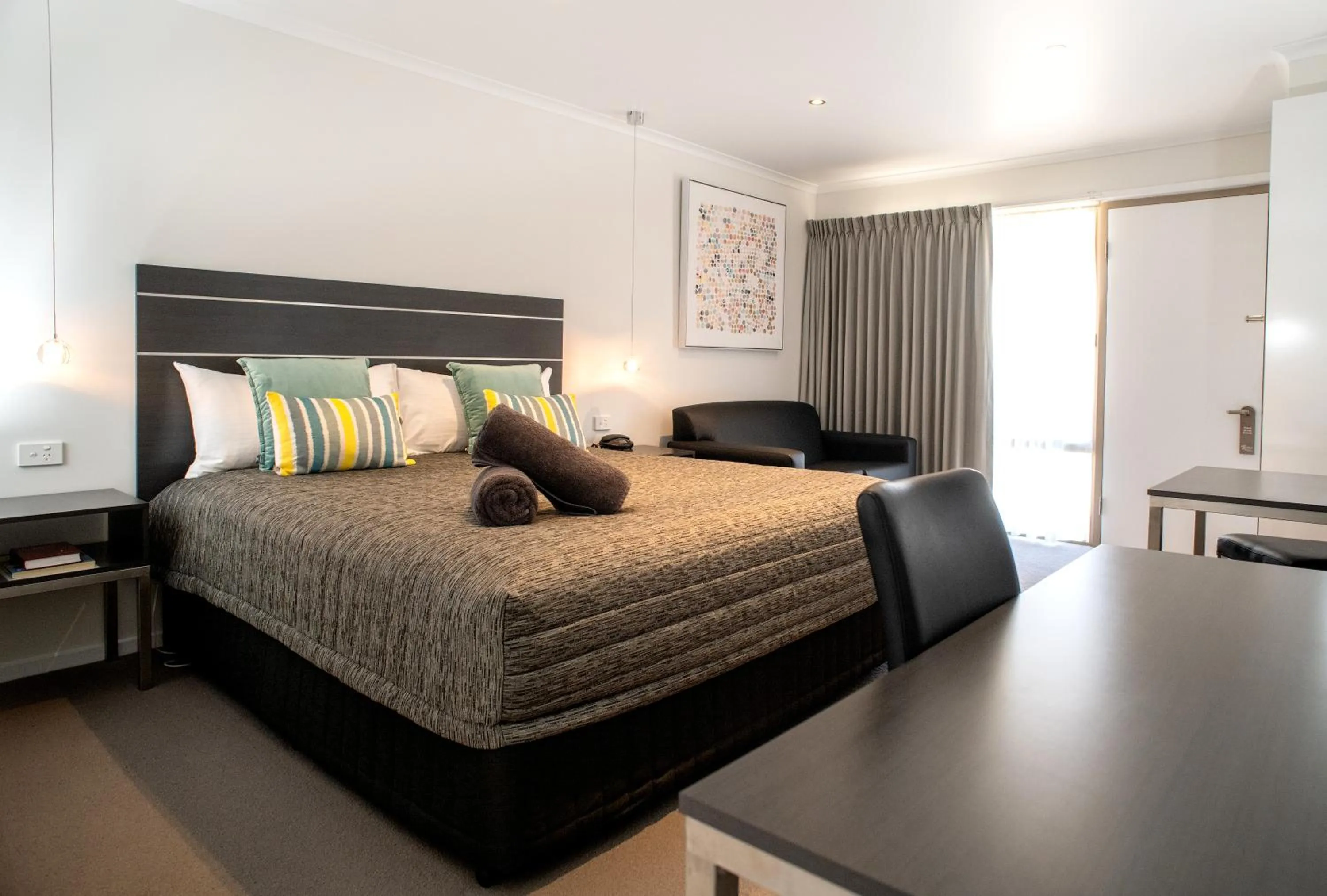 Seating area, Bed in Tea House Motor Inn