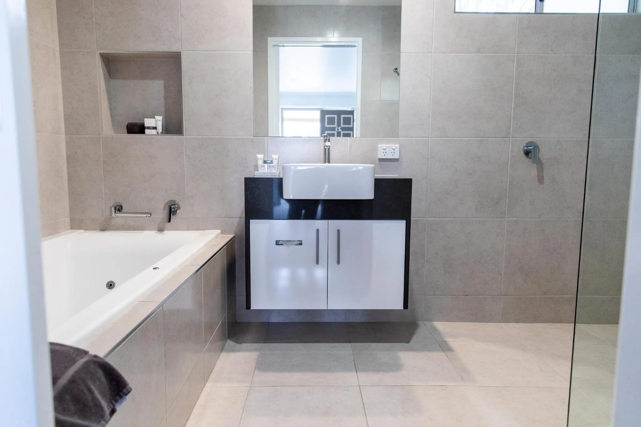 Bathroom in Tea House Motor Inn