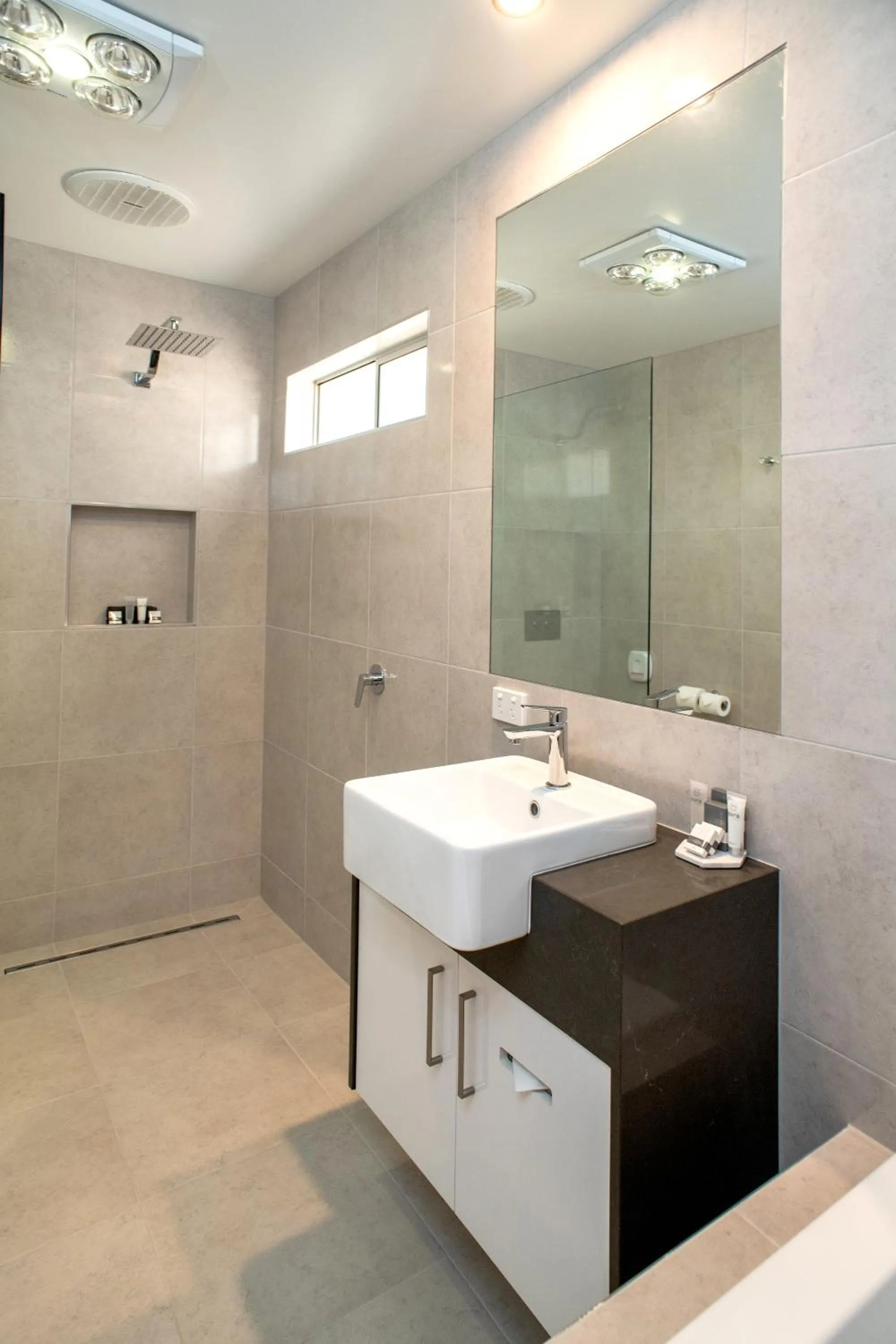 Shower in Tea House Motor Inn