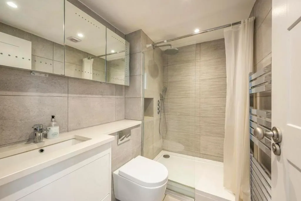 Bathroom in Cleveland Street by Aeria Apartments