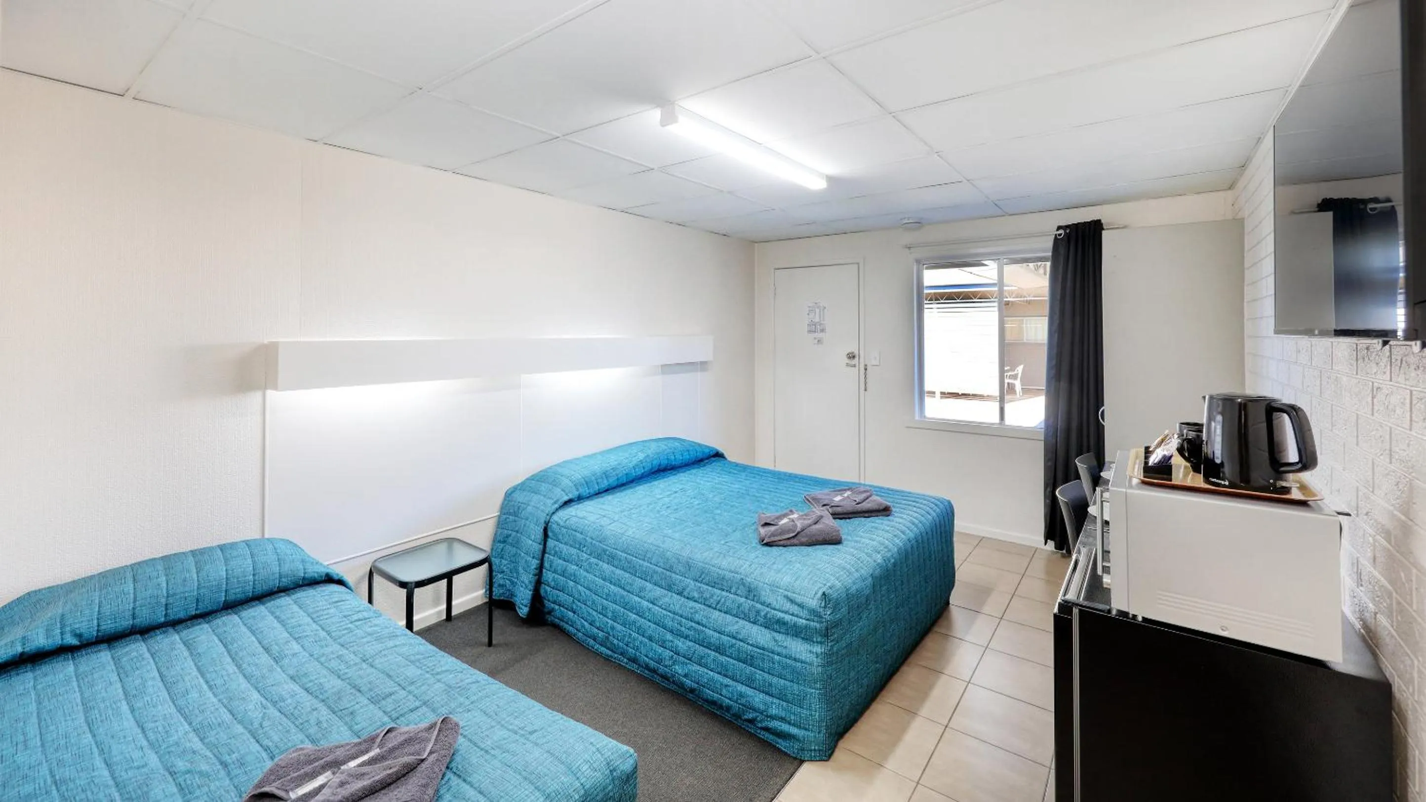 microwave, Bed in Motel 707