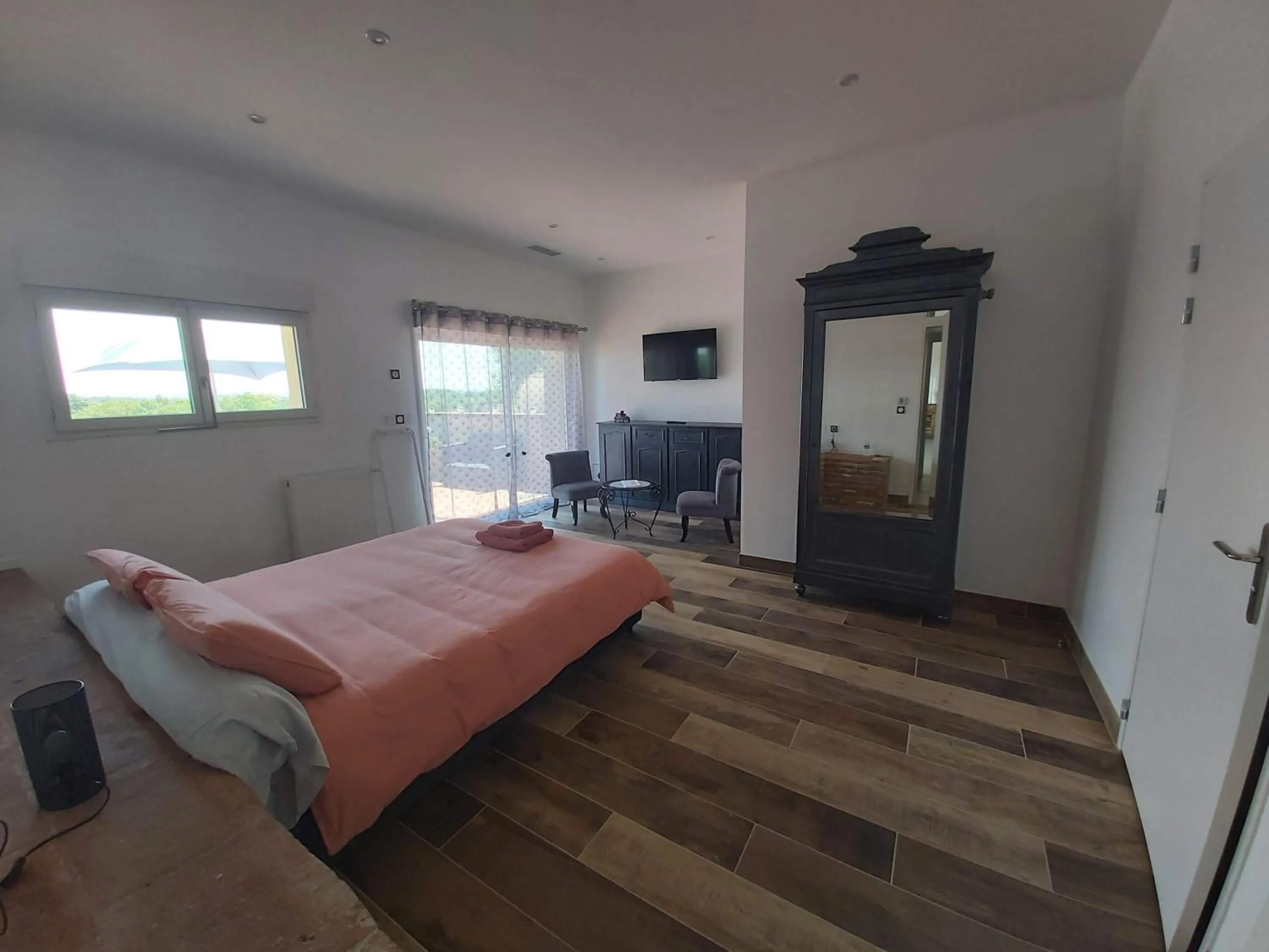 Photo of the whole room, Bed in domaine de codeval