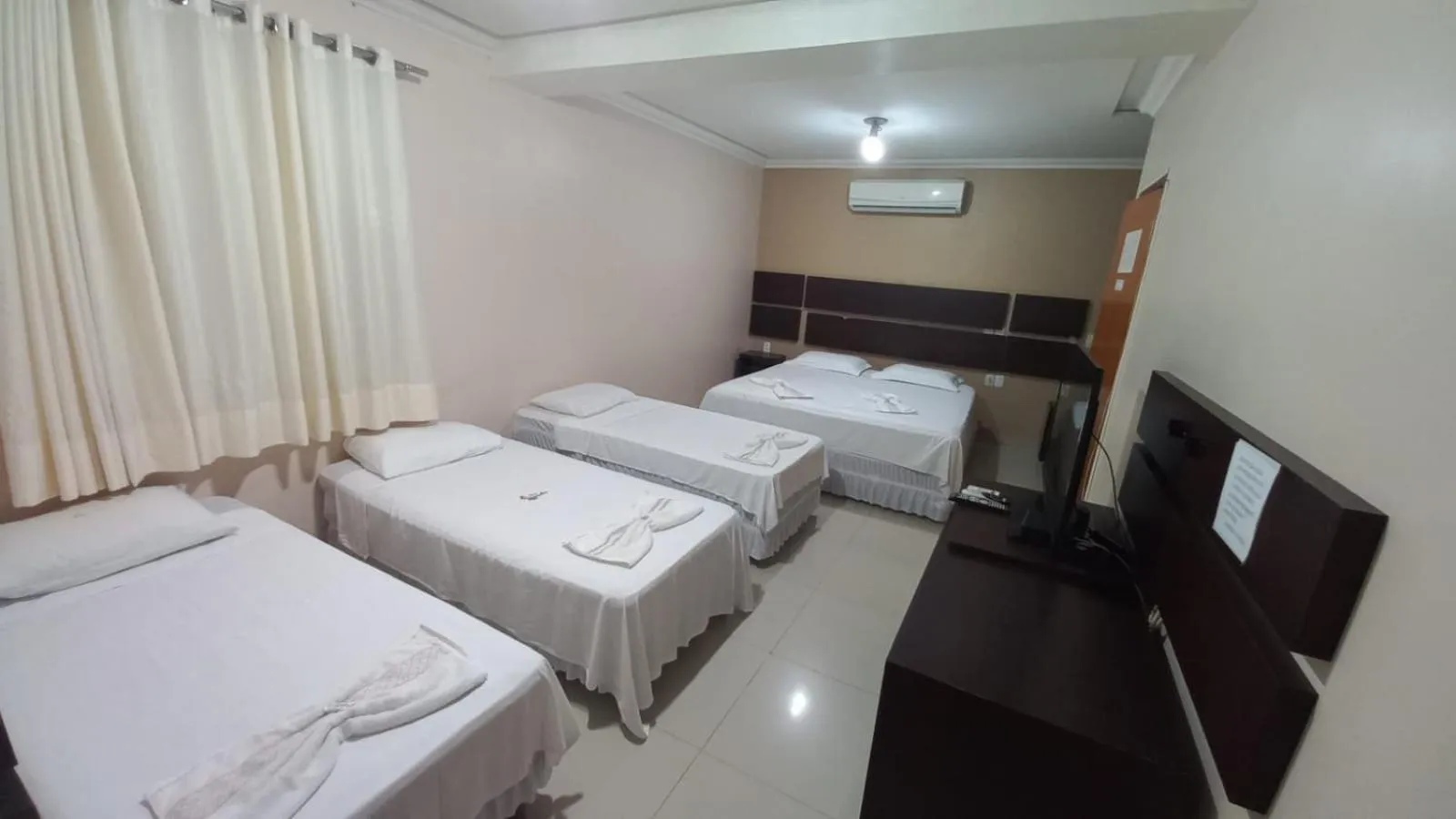 Bed in Serra's Palace Hotel