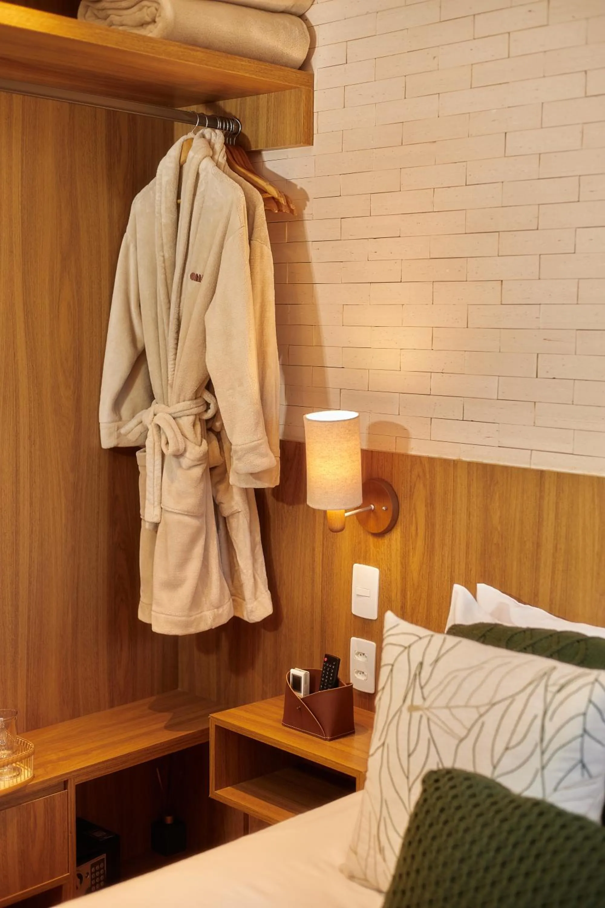 wardrobe, Bed in Canto Hotel