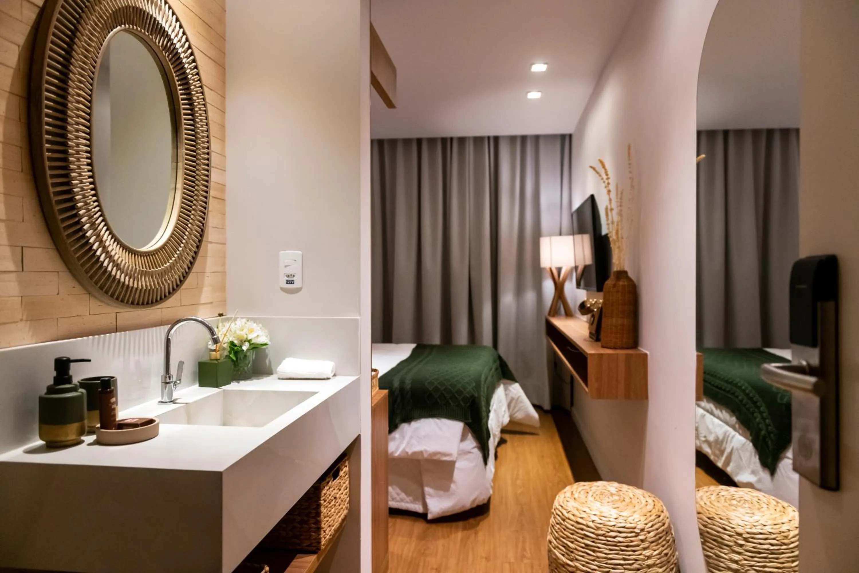 Property building, Bed in Canto Hotel