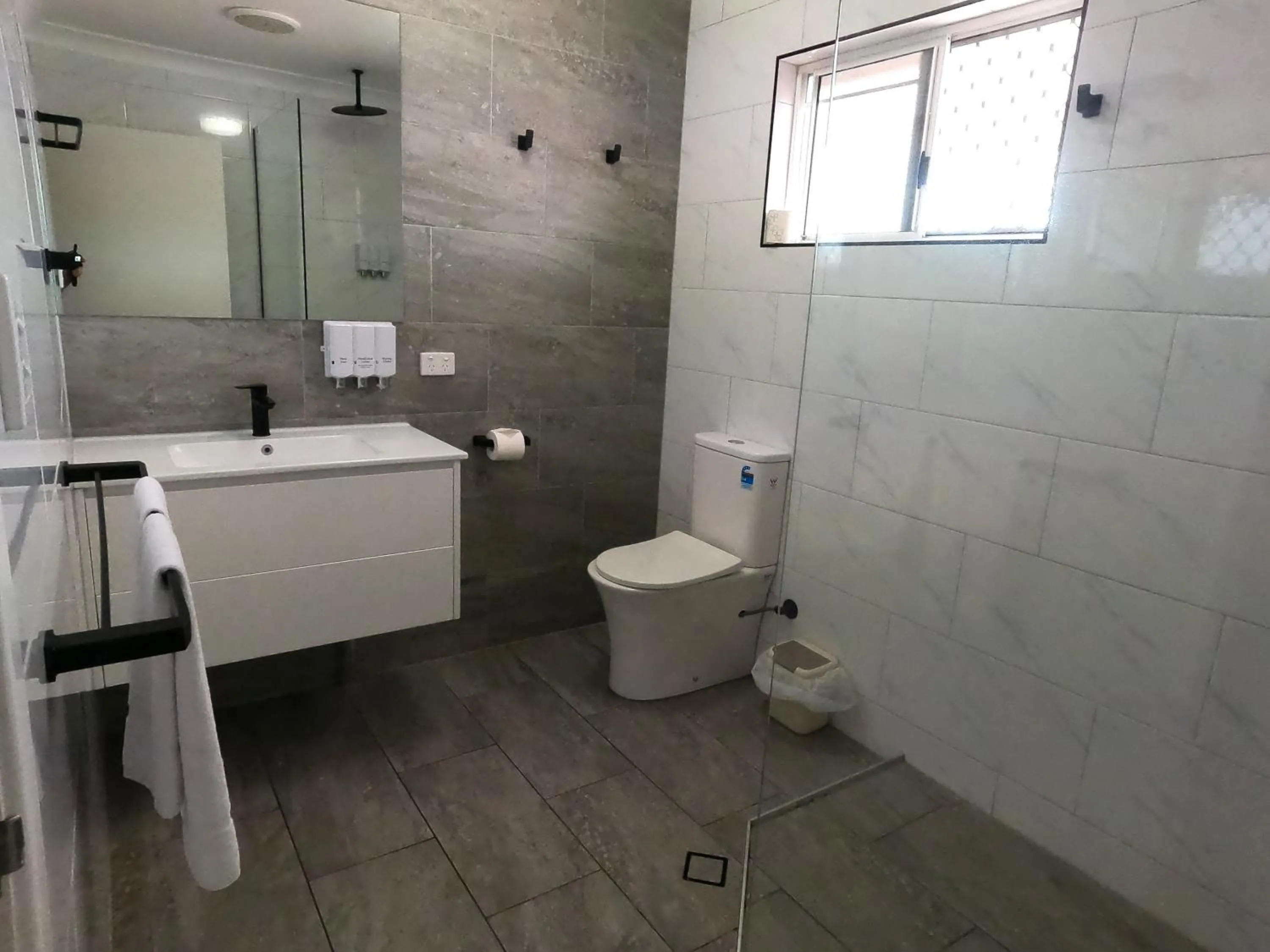 Shower in Monte Carlo Motor Inn