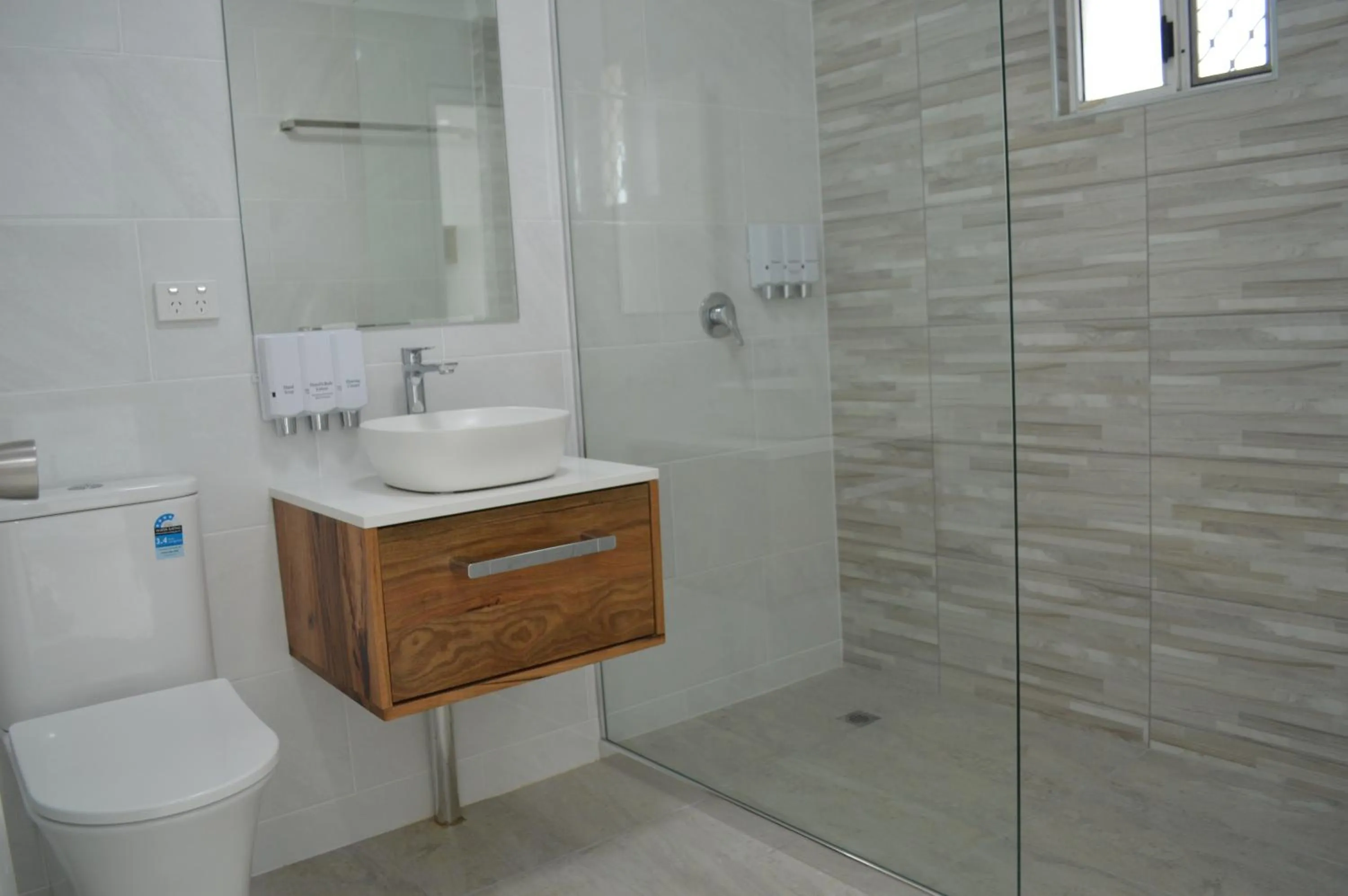 Shower in Monte Carlo Motor Inn