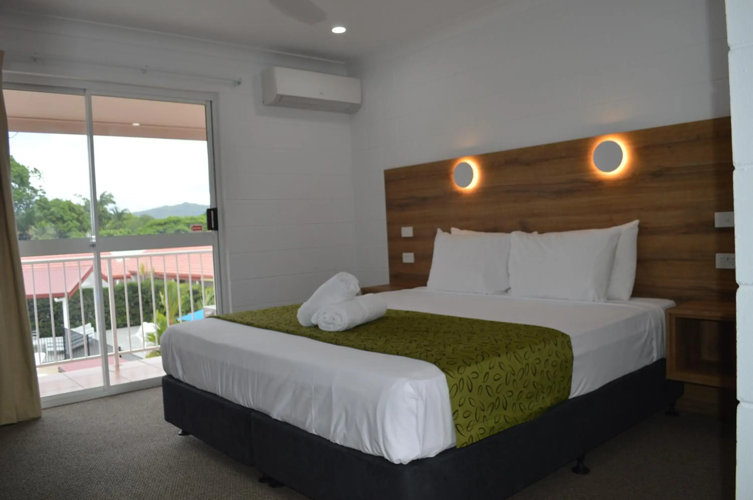 King Suite with Pool View in Monte Carlo Motor Inn King Suite with Pool View in Monte Carlo Motor Inn