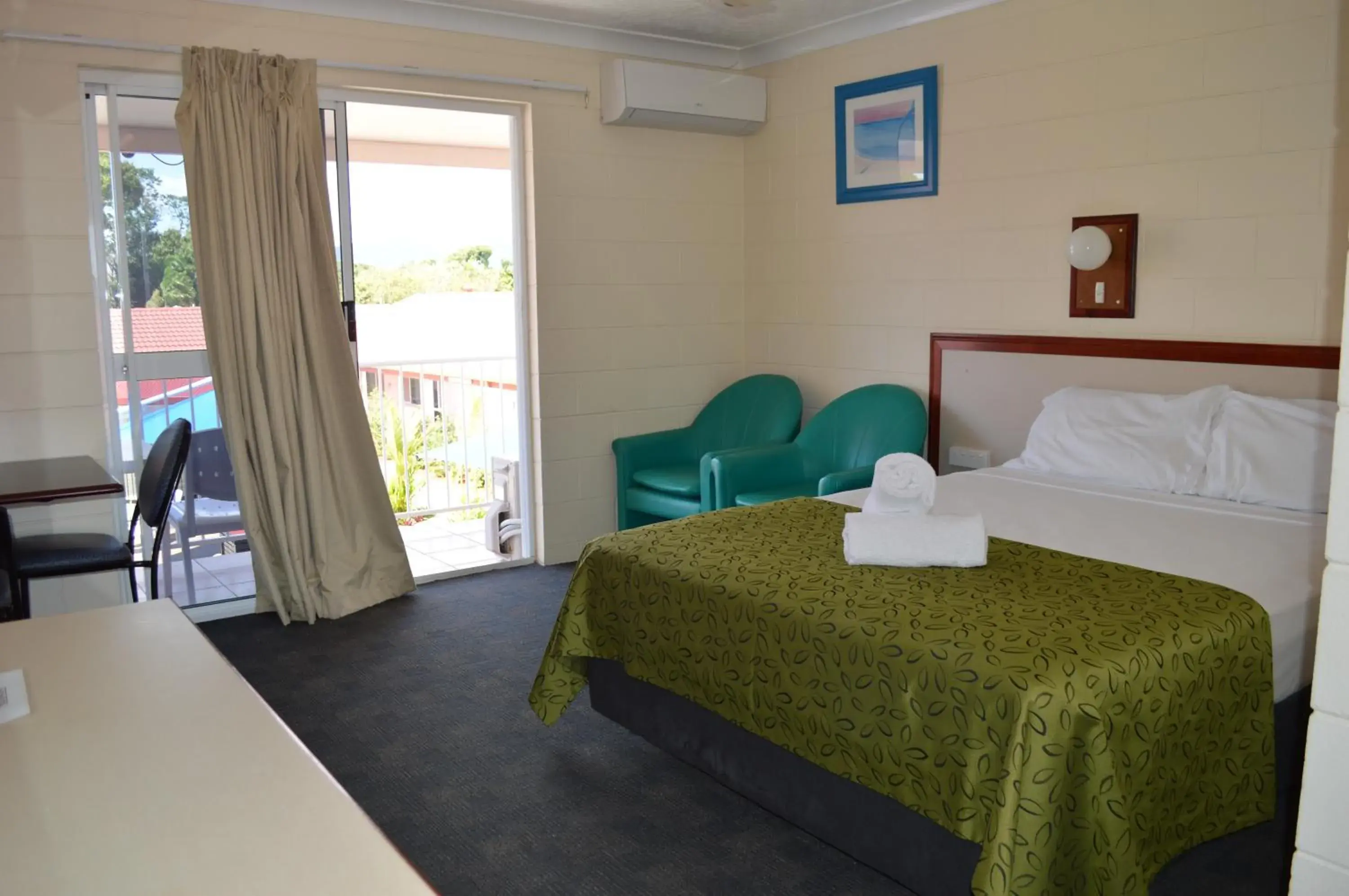 Pool View Twin Upstairs in Monte Carlo Motor Inn Pool View Twin Upstairs in Monte Carlo Motor Inn