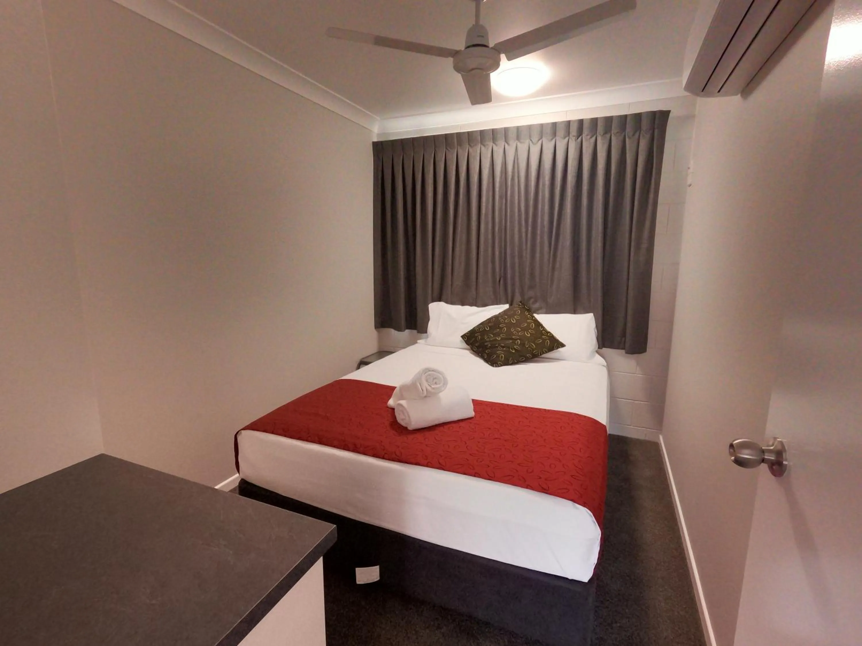 Bedroom, Bed in Monte Carlo Motor Inn