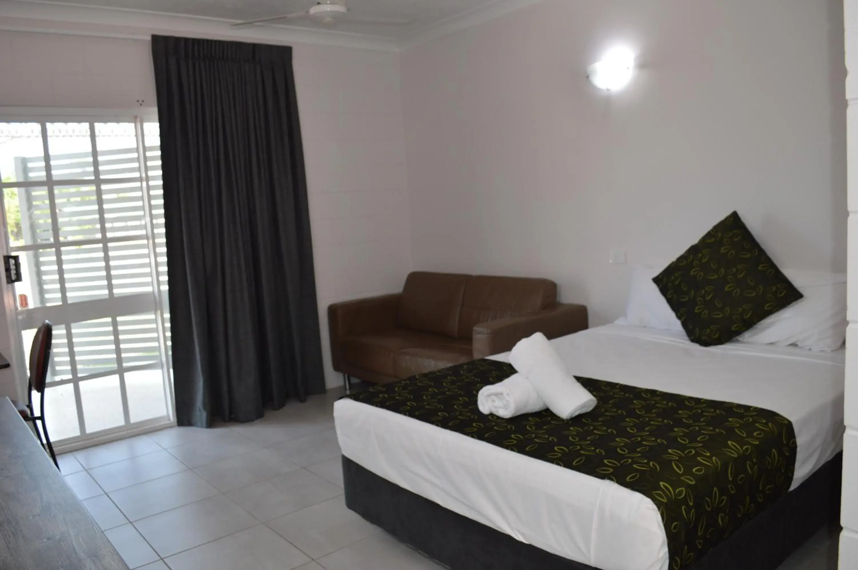 Superior Queen Room in Monte Carlo Motor Inn Superior Queen Room in Monte Carlo Motor Inn