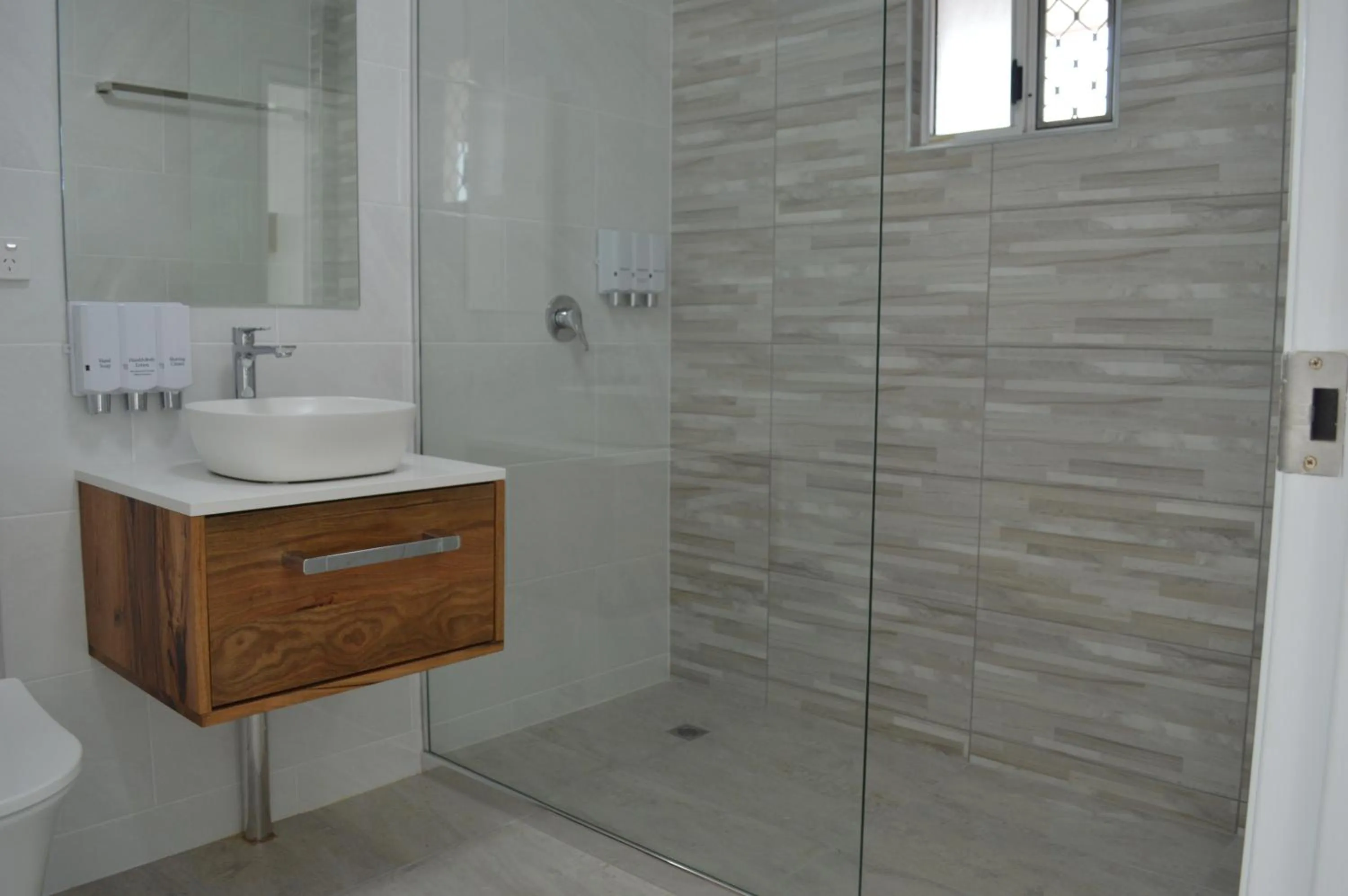 Shower in Monte Carlo Motor Inn