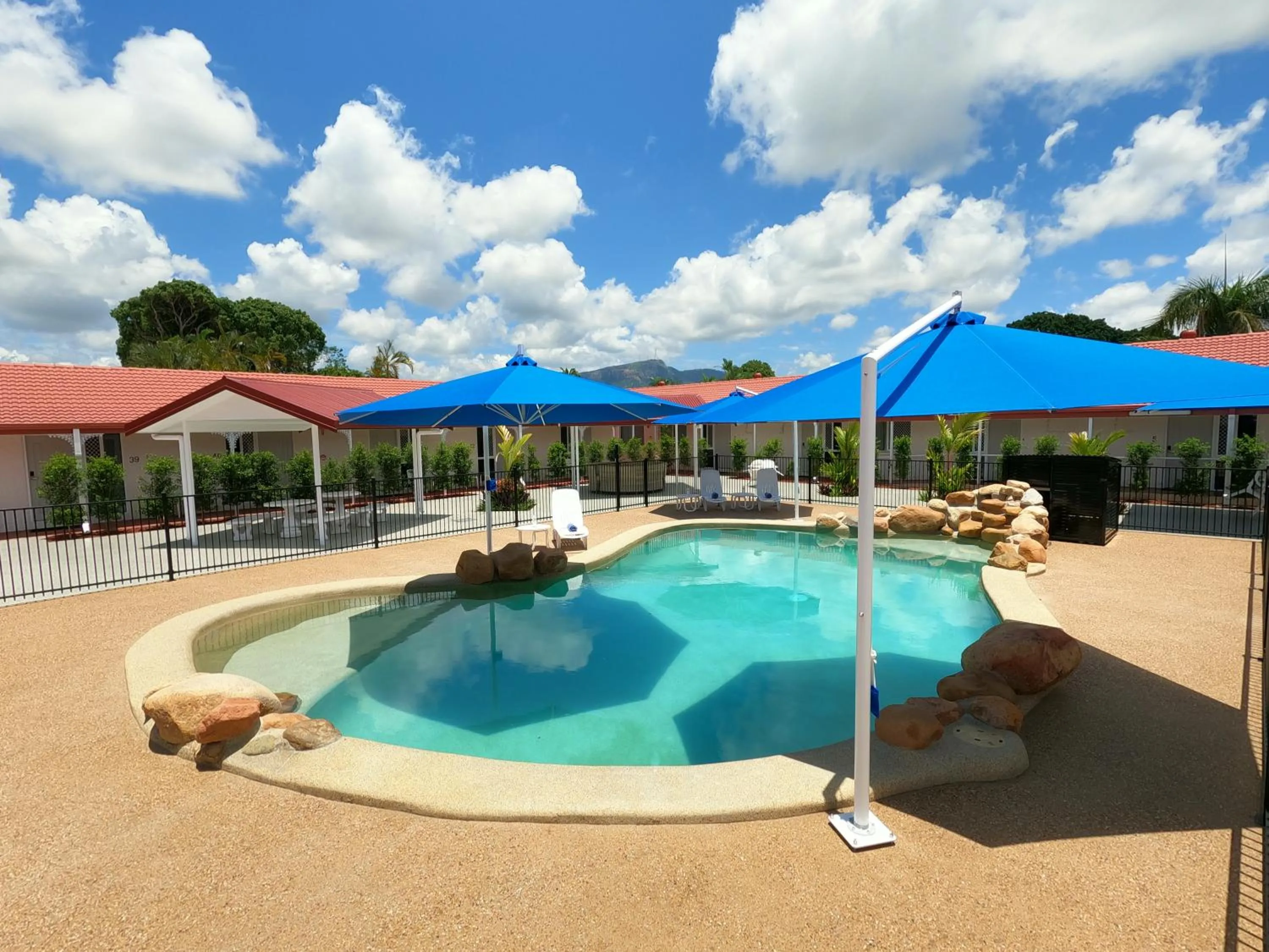 Swimming pool in Monte Carlo Motor Inn