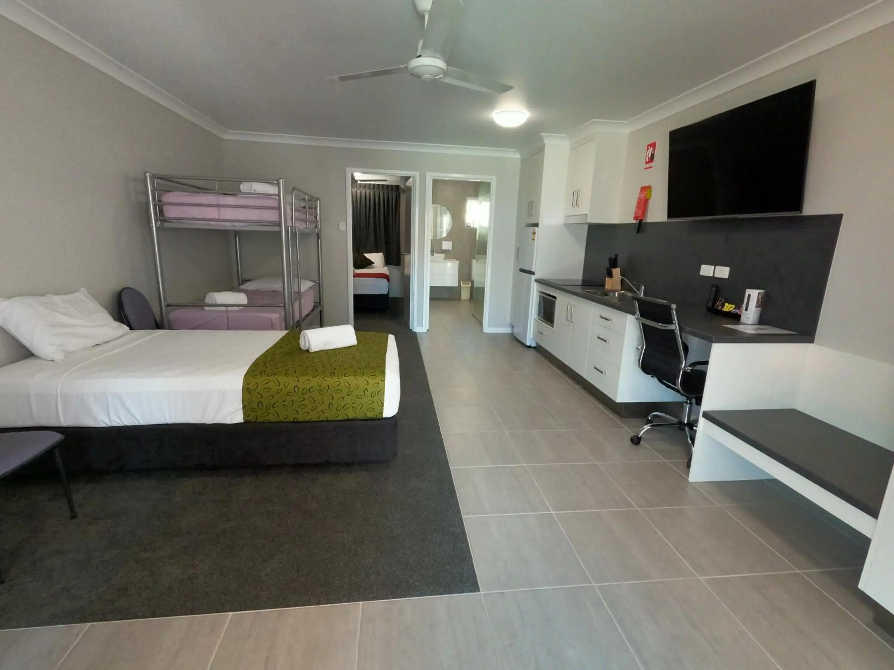 One Bedroom Poolside in Monte Carlo Motor Inn One Bedroom Poolside in Monte Carlo Motor Inn