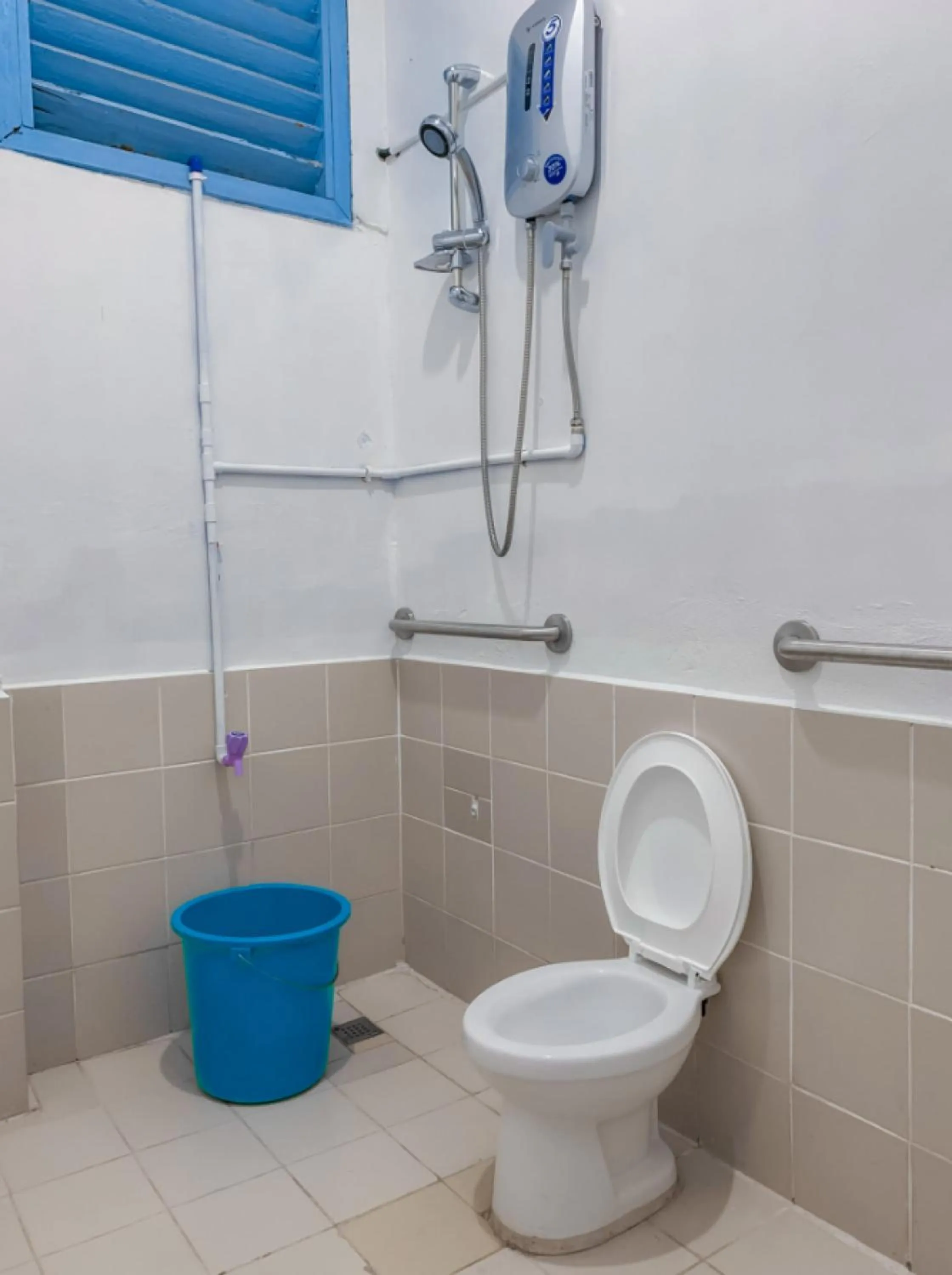 Toilet in RedDoorz Hostel @ Popoy's Backpackers Mati