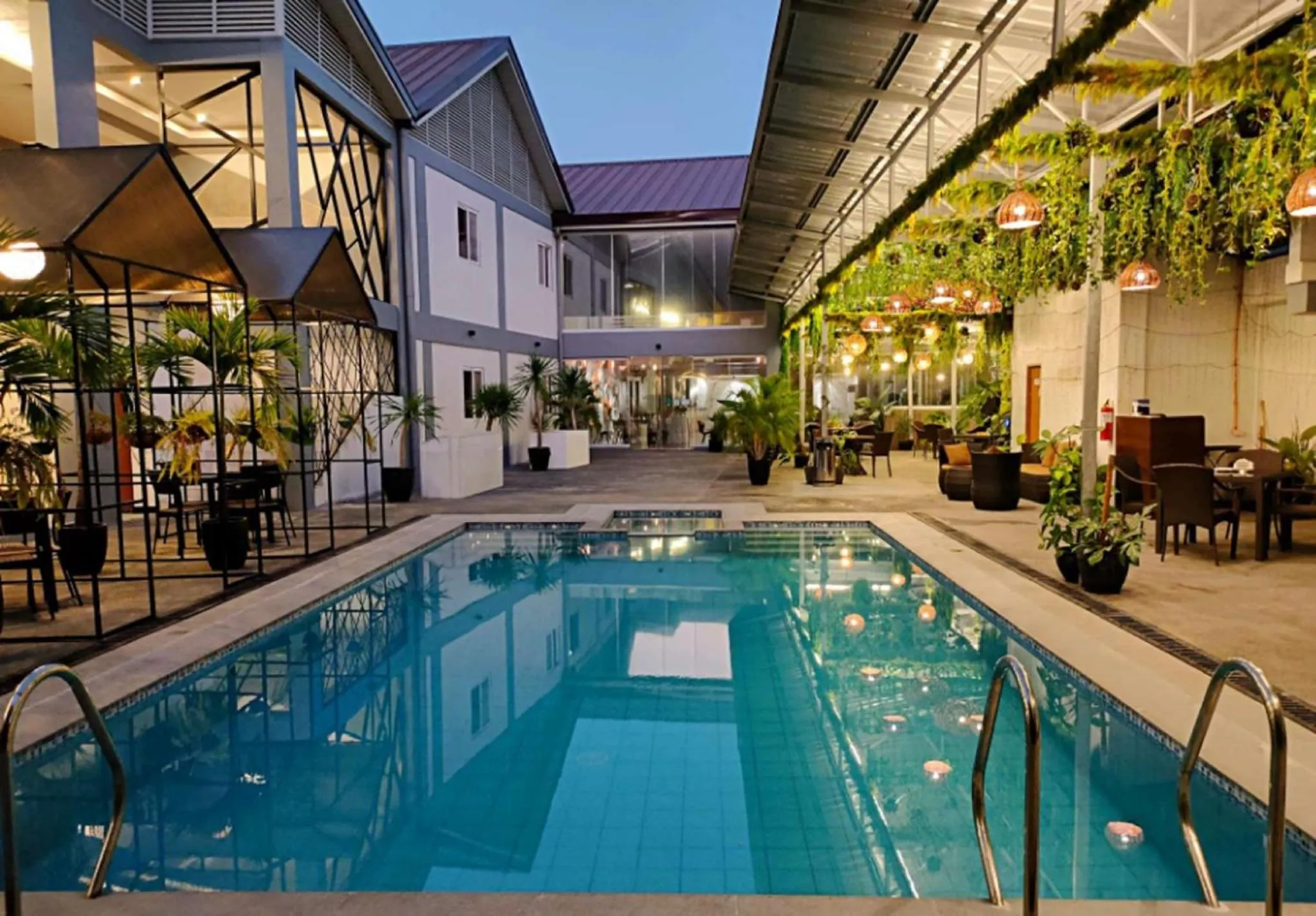 Swimming pool in Hotel Halo Angeles City