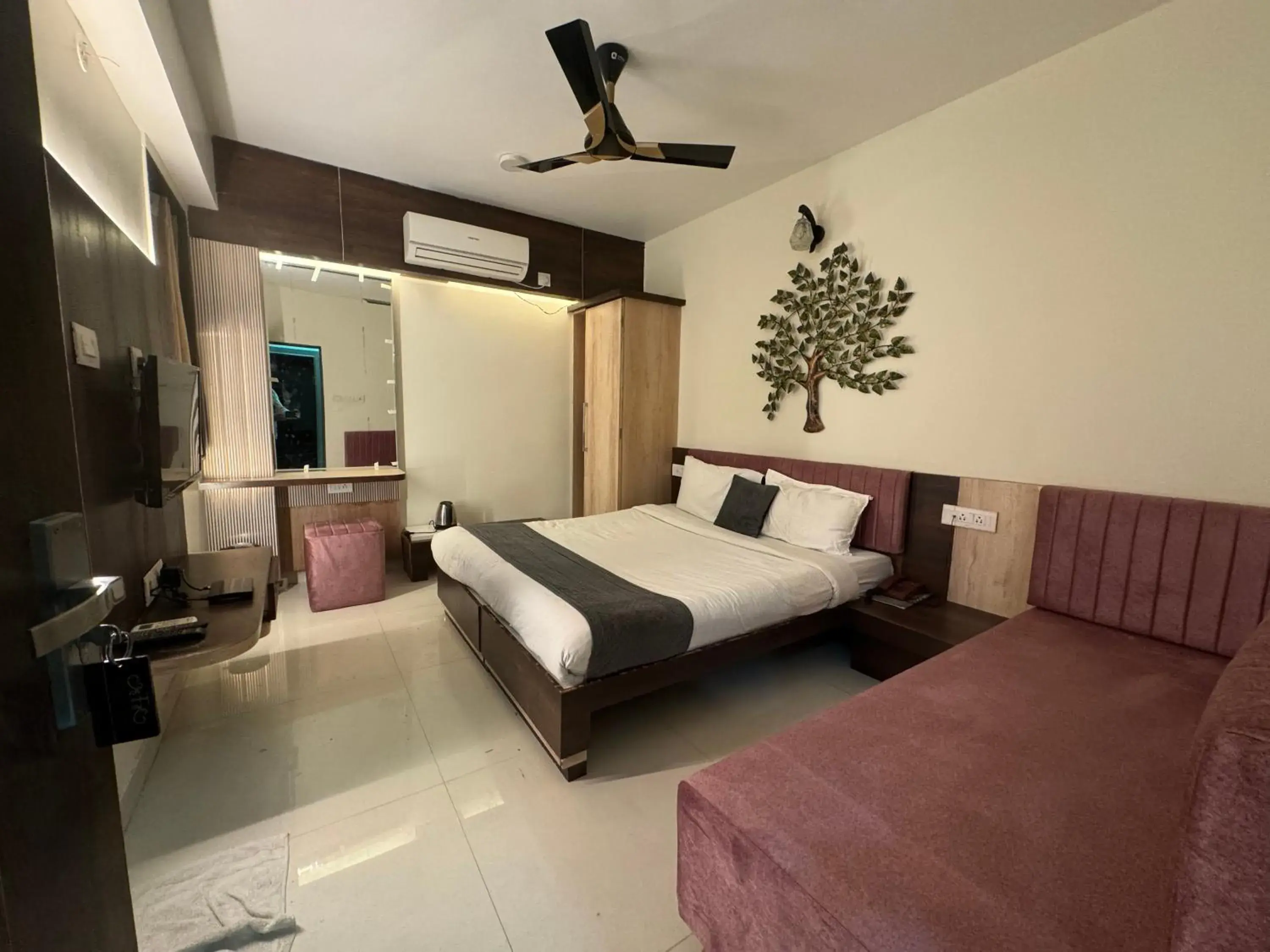 Deluxe Double or Twin Room in The Tripti Hotel & Banquets Deluxe Double or Twin Room in The Tripti Hotel & Banquets