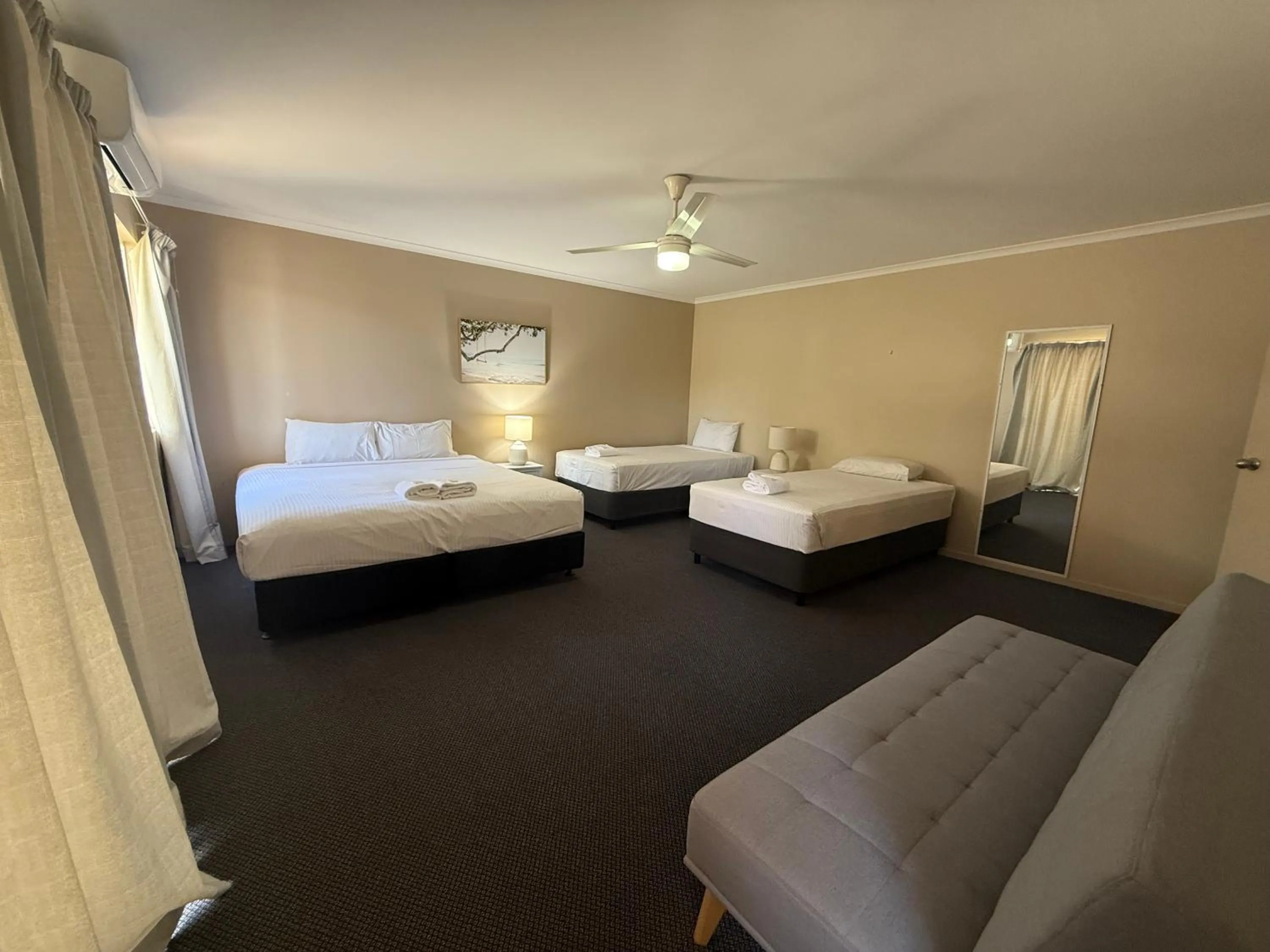 Bed in Harbour Sails Motor Inn