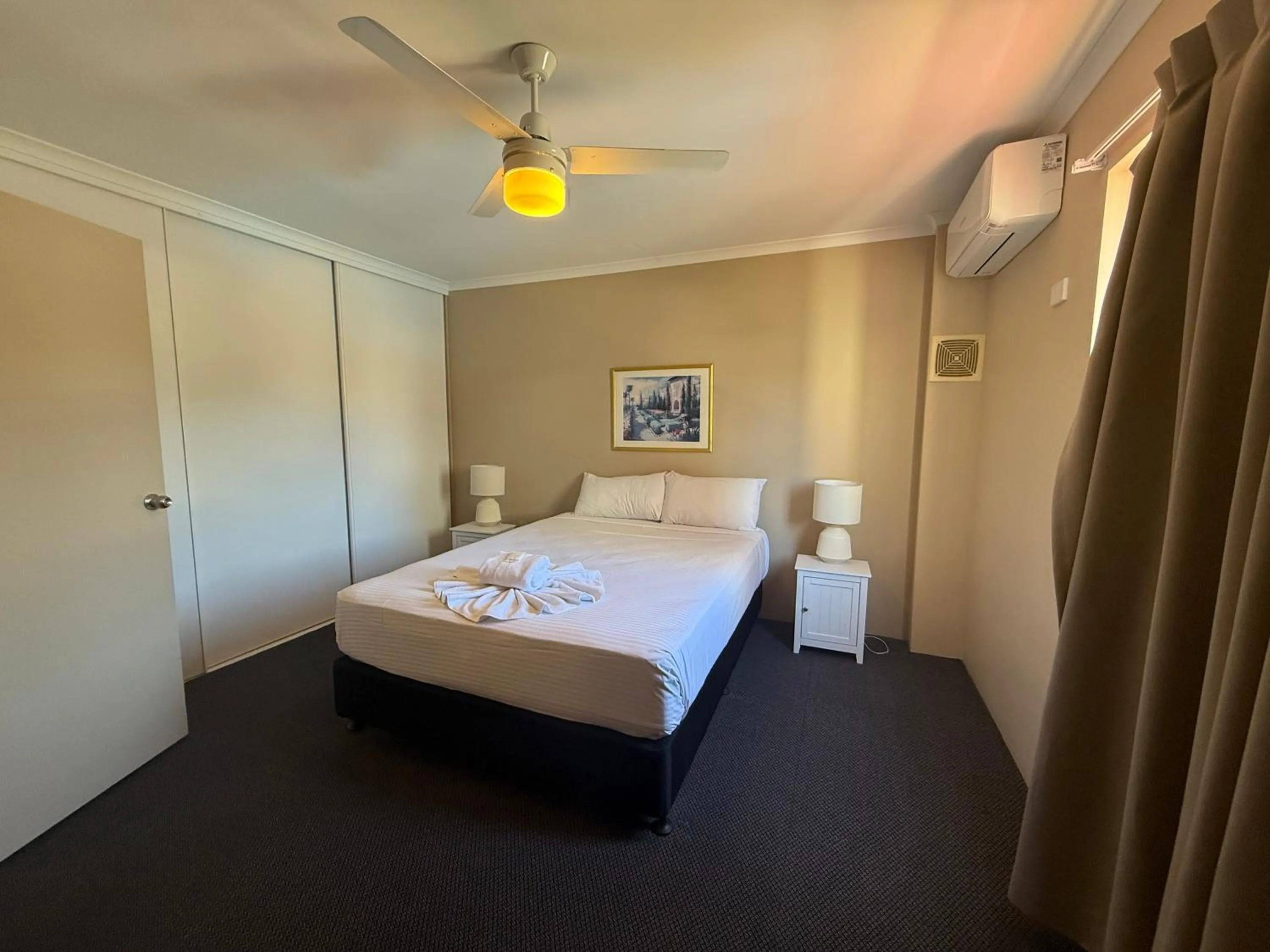 Bed in Harbour Sails Motor Inn