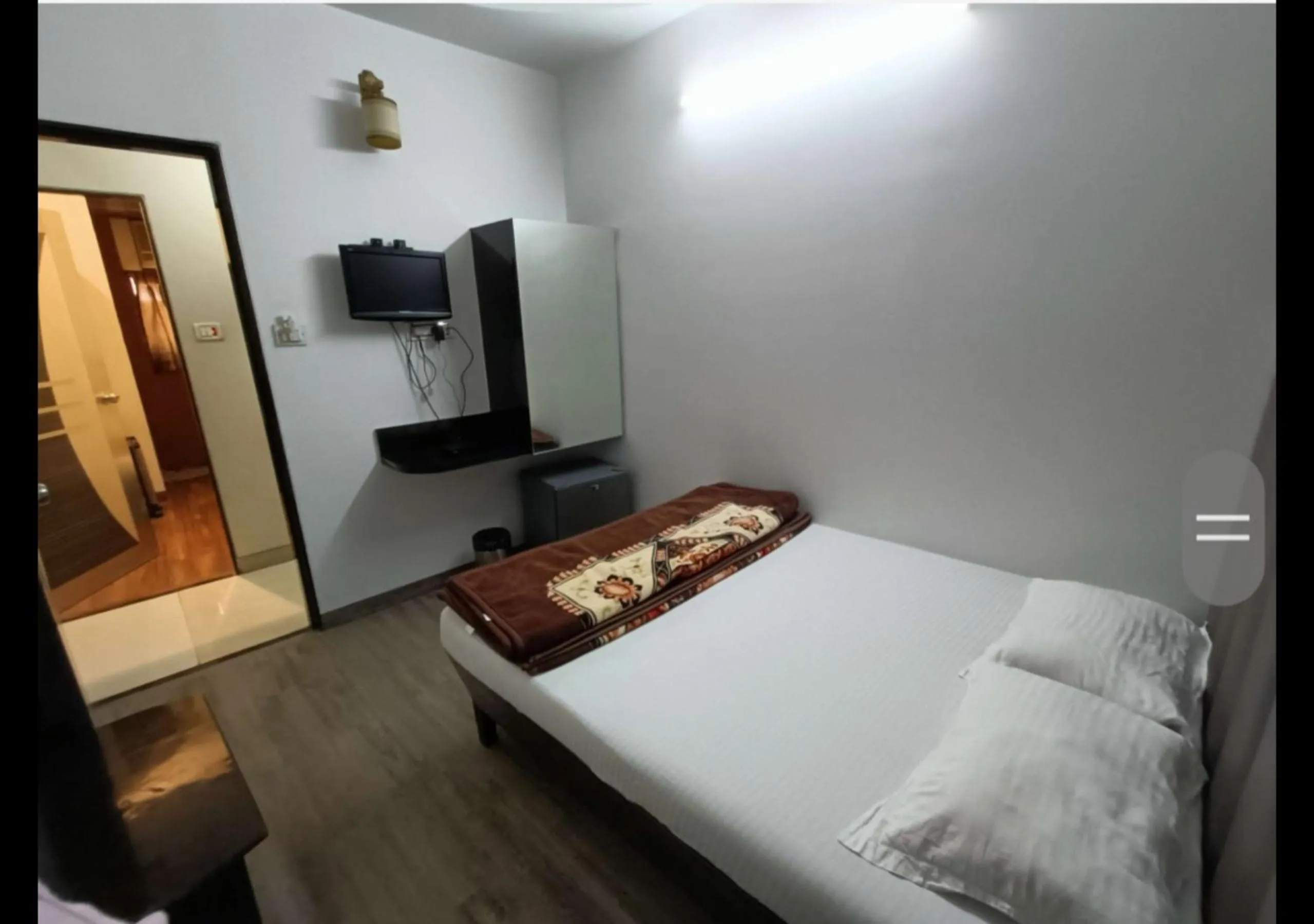 Bed in Hotel Broadway Colaba