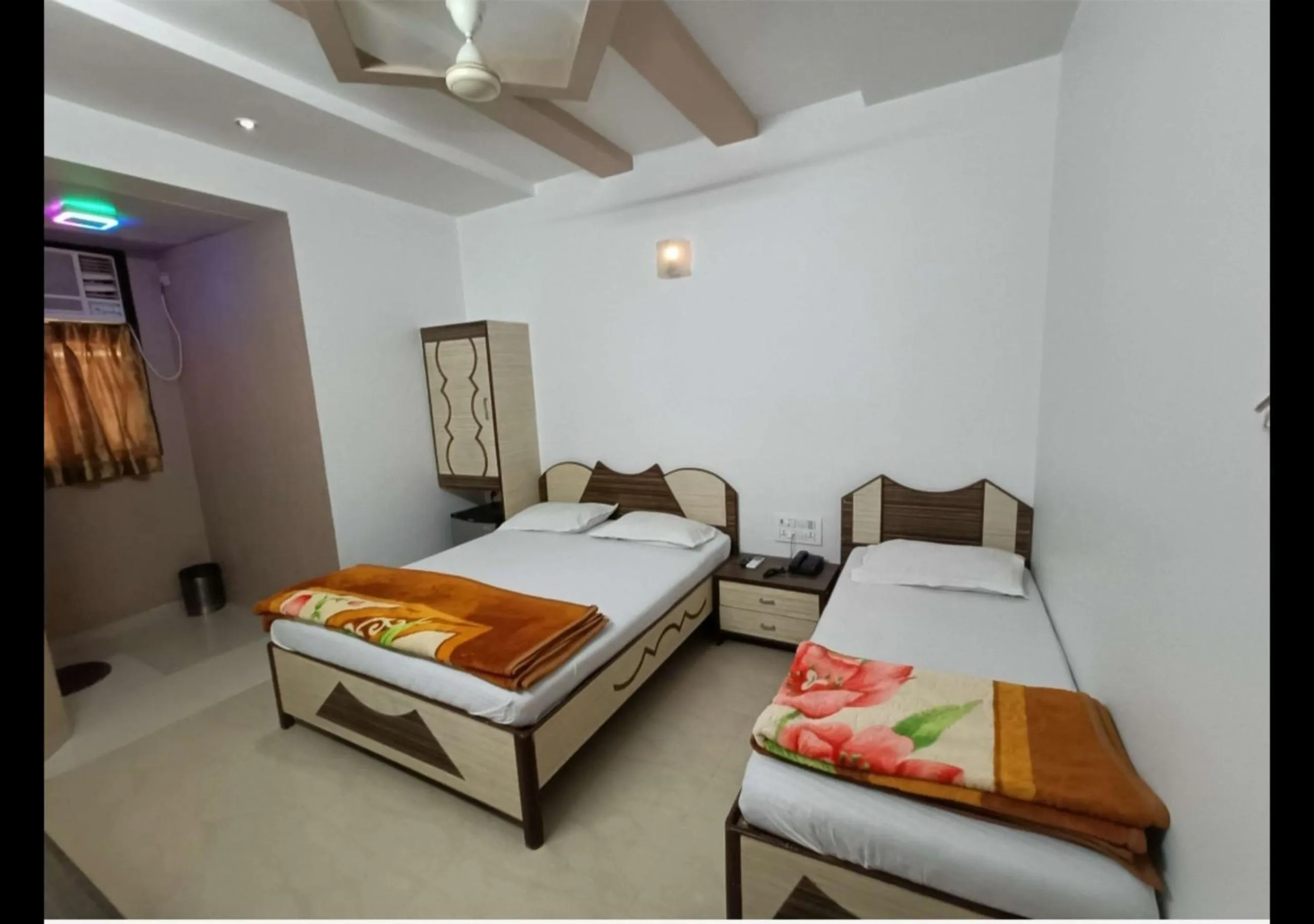 Bed in Hotel Broadway Colaba