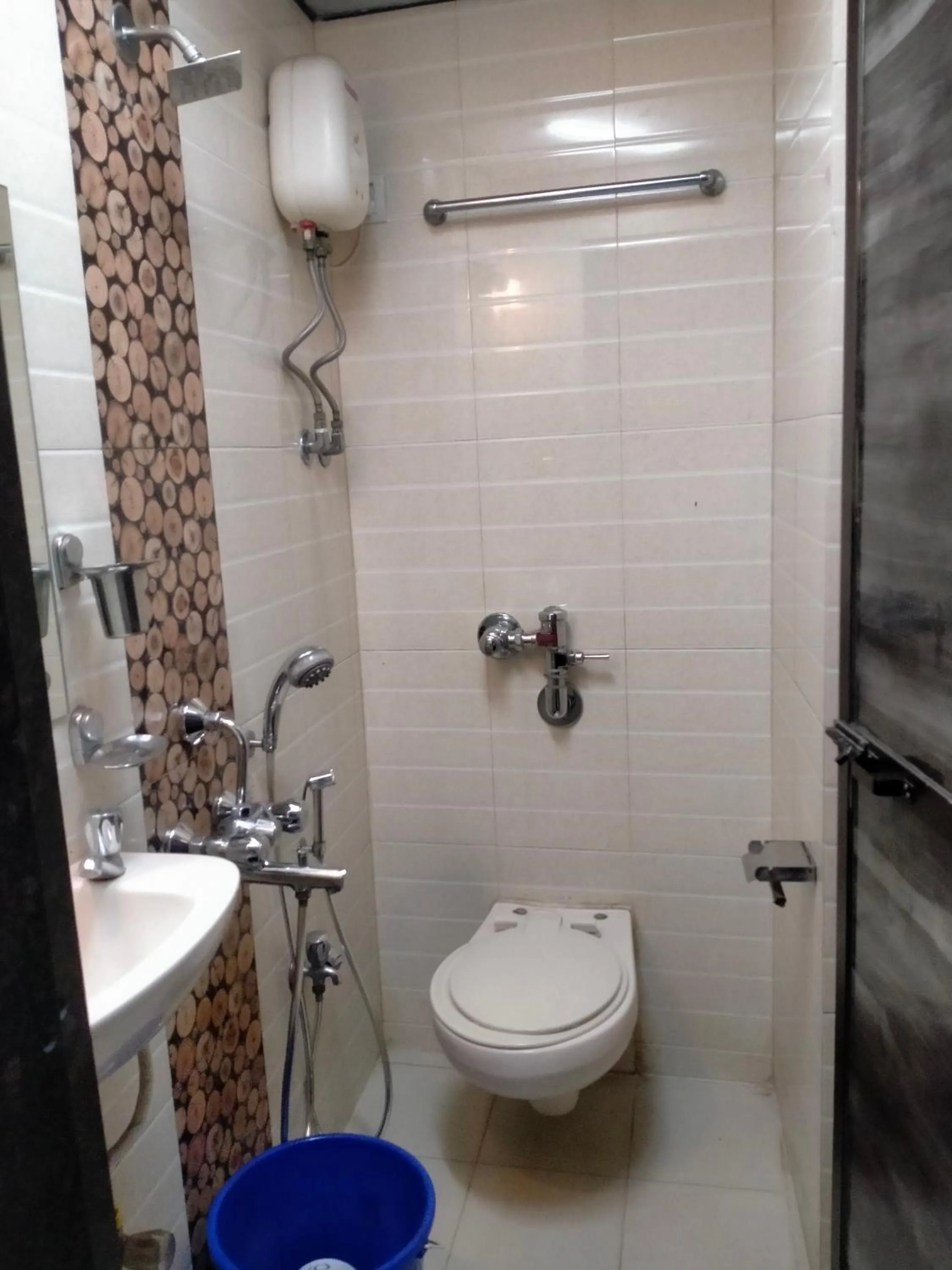 Bathroom in Hotel Broadway Colaba