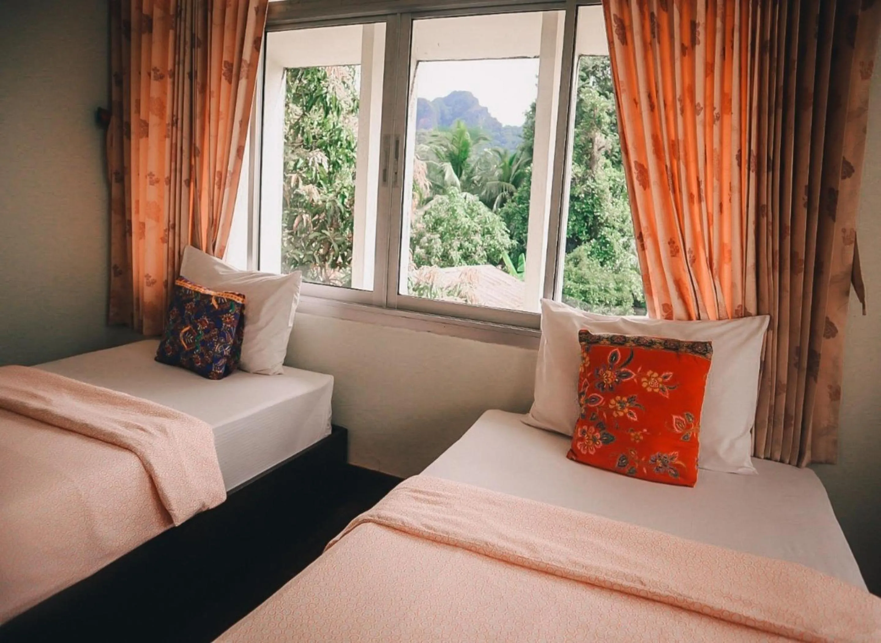 Bed in Thaweesuk Heritage Homestay