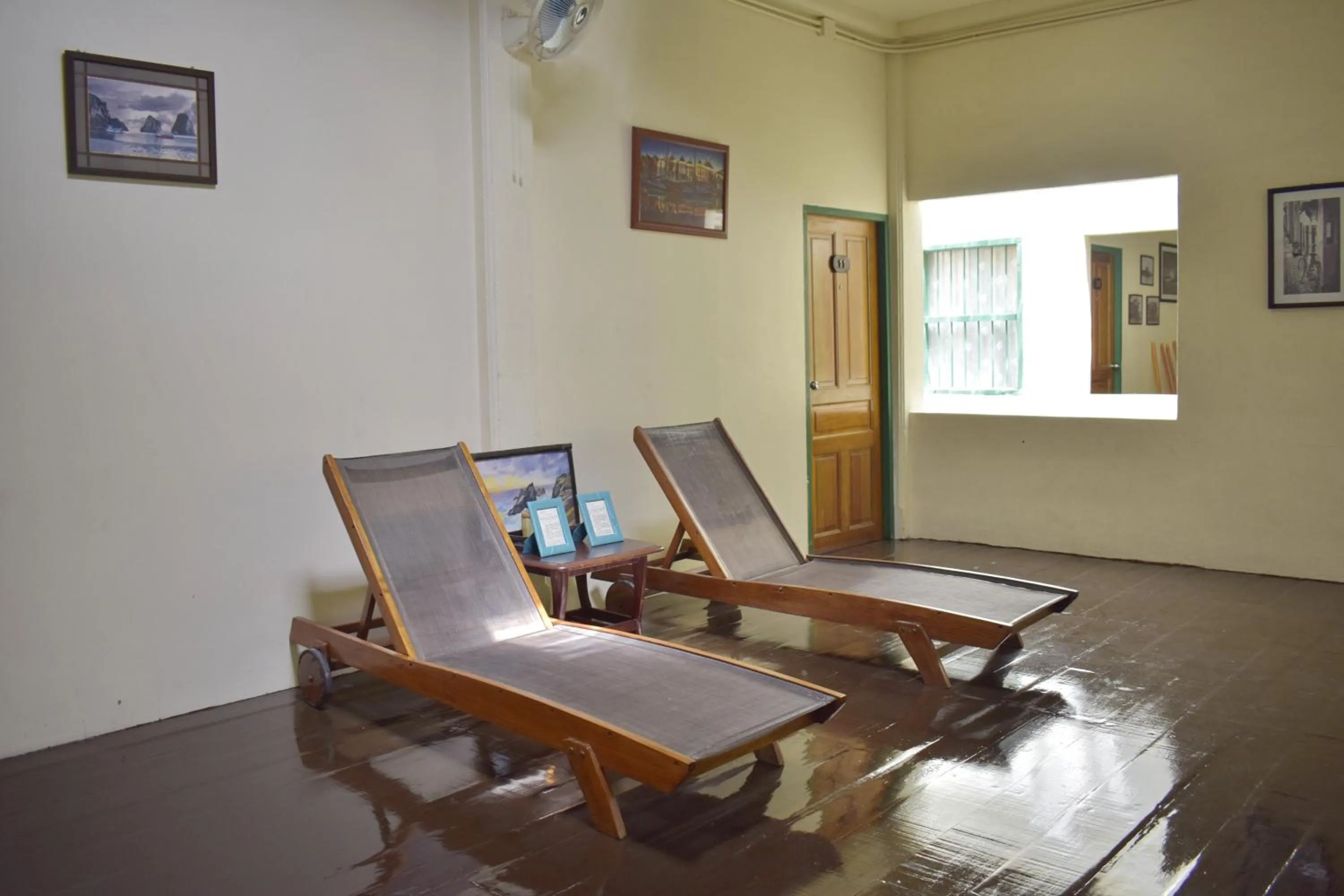 Family in Thaweesuk Heritage Homestay