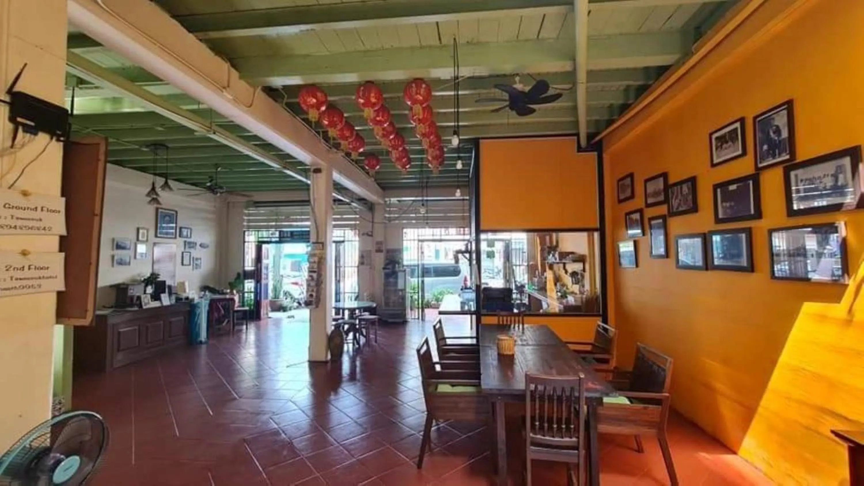 Lobby or reception in Thaweesuk Heritage Homestay