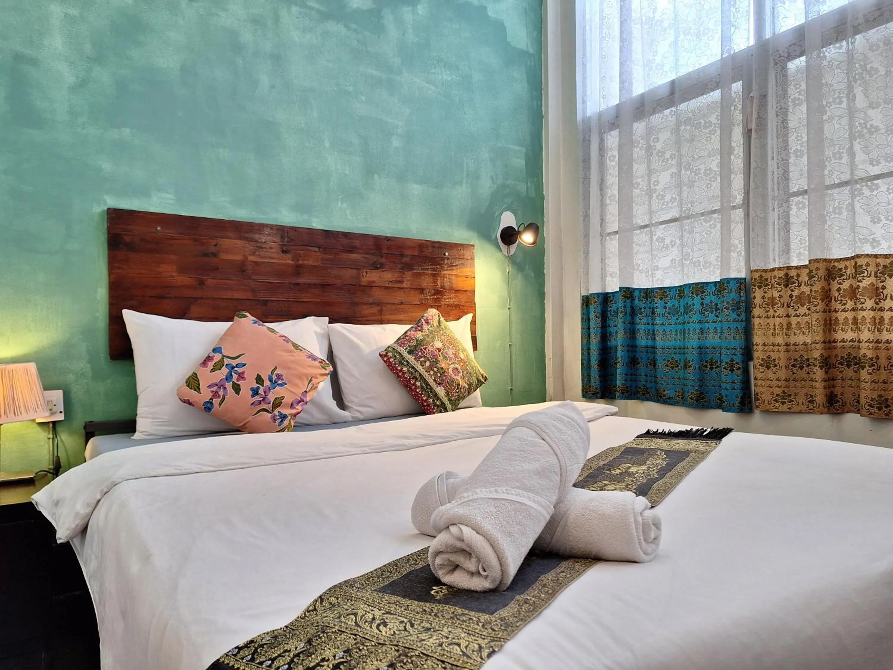 Bed in Thaweesuk Heritage Homestay