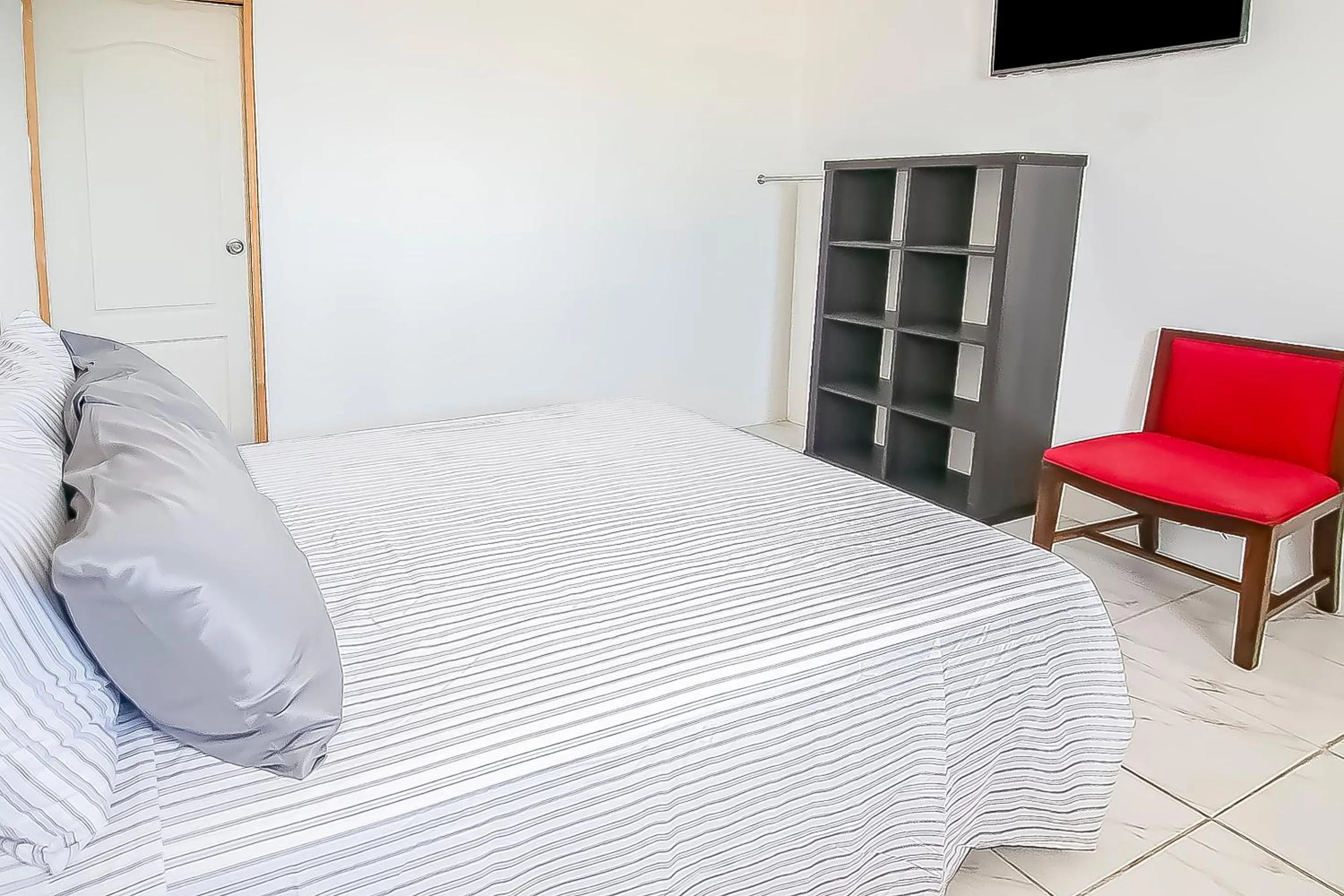 Bedroom, Bed in OYO Hotel Plaza Las Torres, Cabo San Lucas