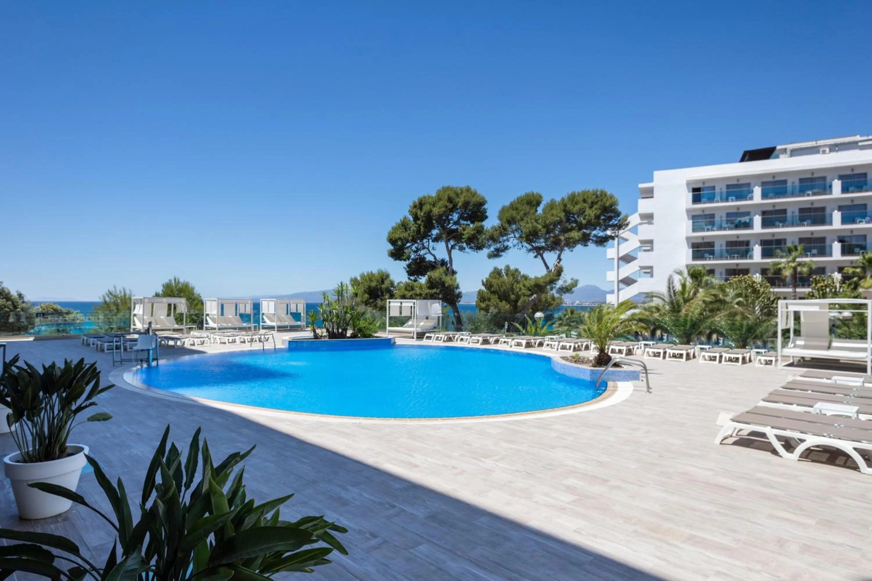 Swimming pool in Hotel Best Punta Dorada