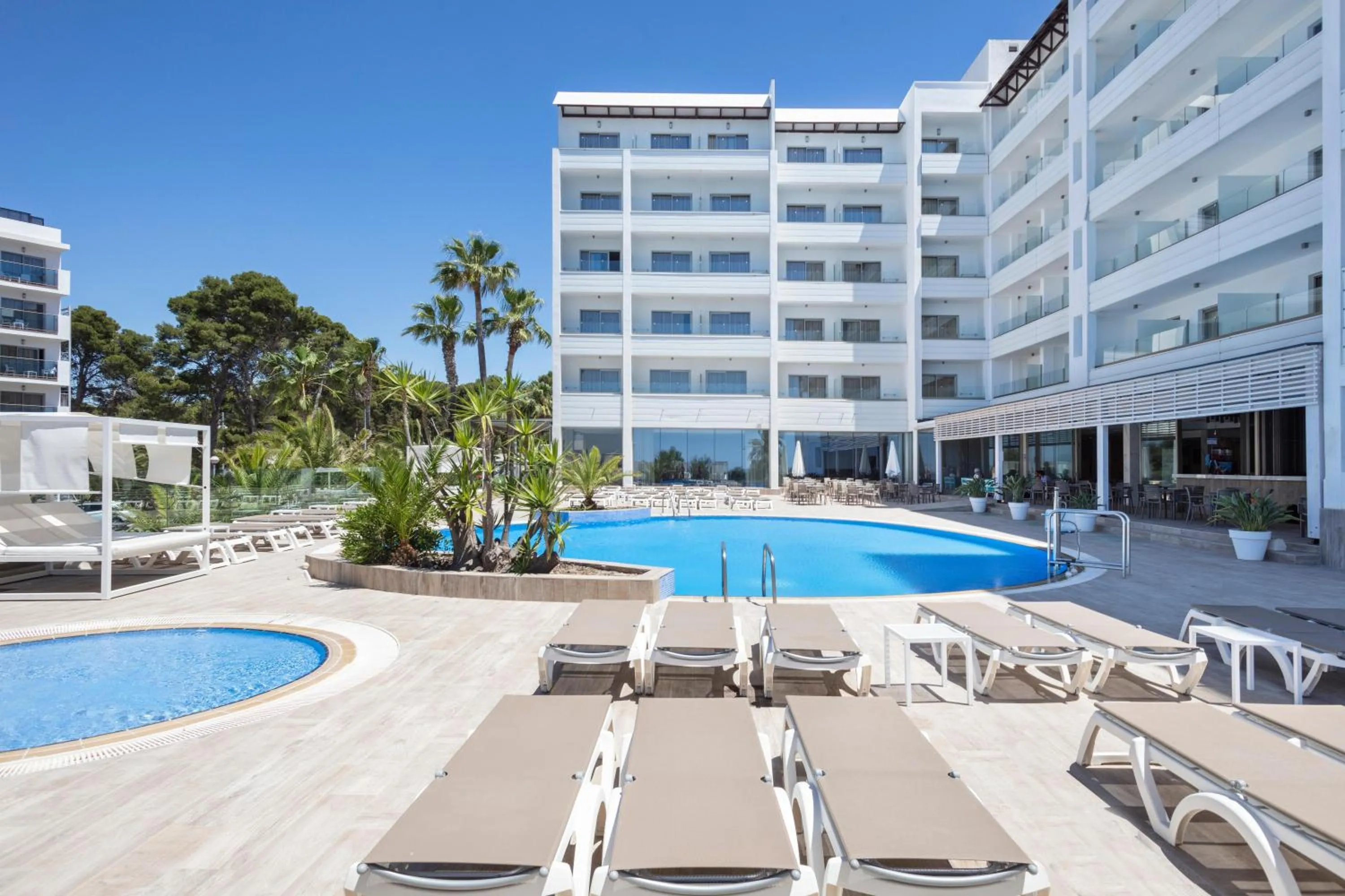 Swimming pool in Hotel Best Punta Dorada