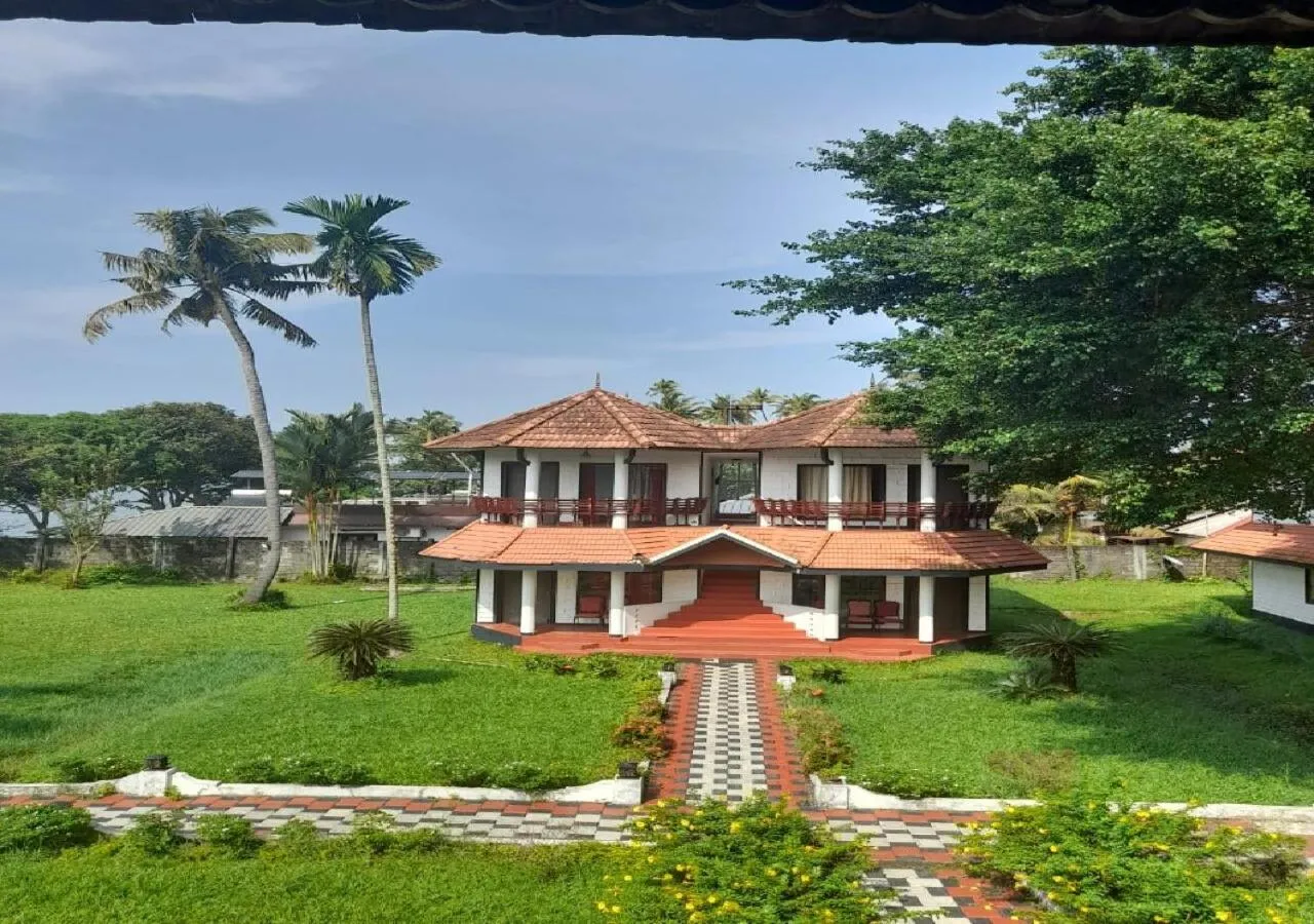 Property building in Doves Goldfieldd Lake Resort